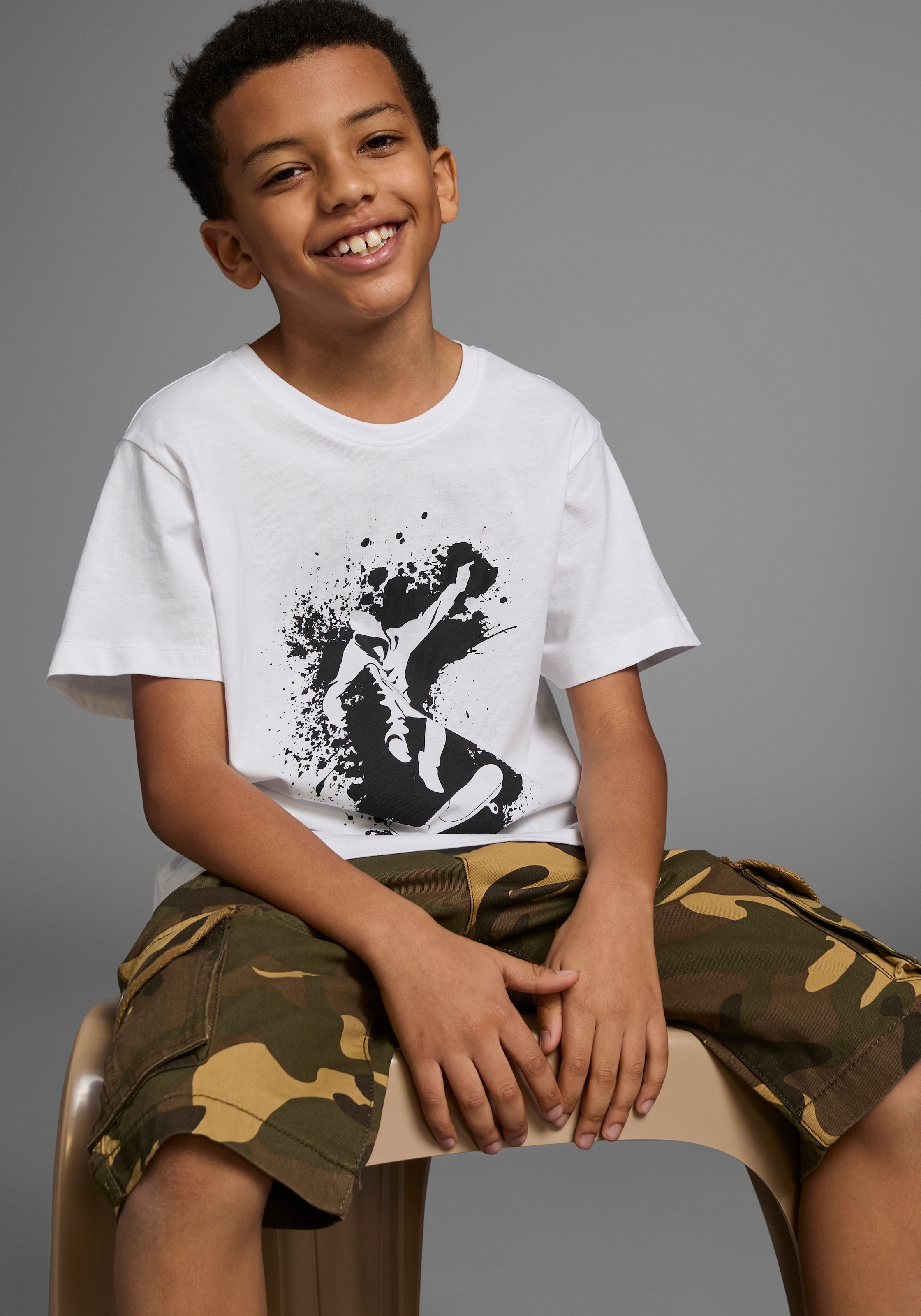 KIDSWORLD T-Shirt »Mit coolem SKATER-Print«, Kurzarm,  Basic-Passform,  bedruckt,  Rundhalsausschnitt