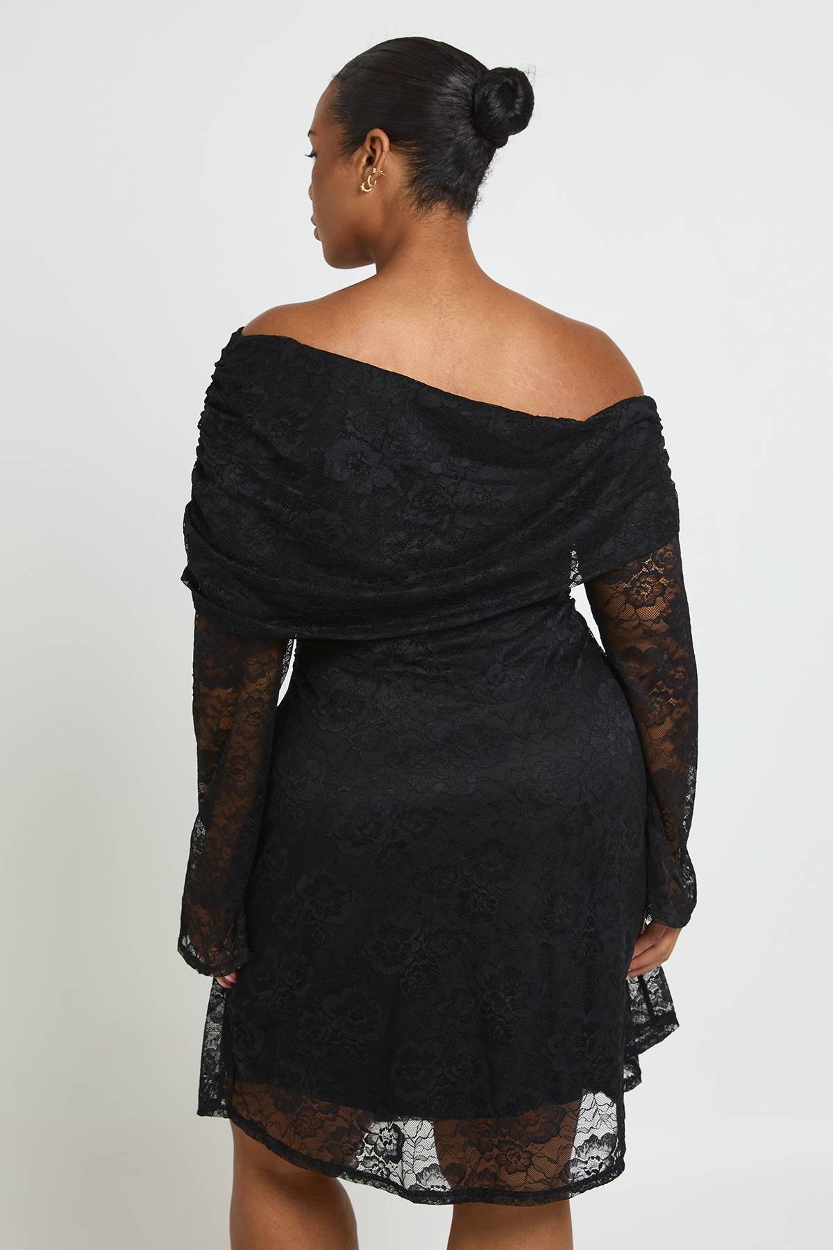 boohoo Robe Patineuse Grande Taille En Dentelle Asymétrique À Épaules Dénudées