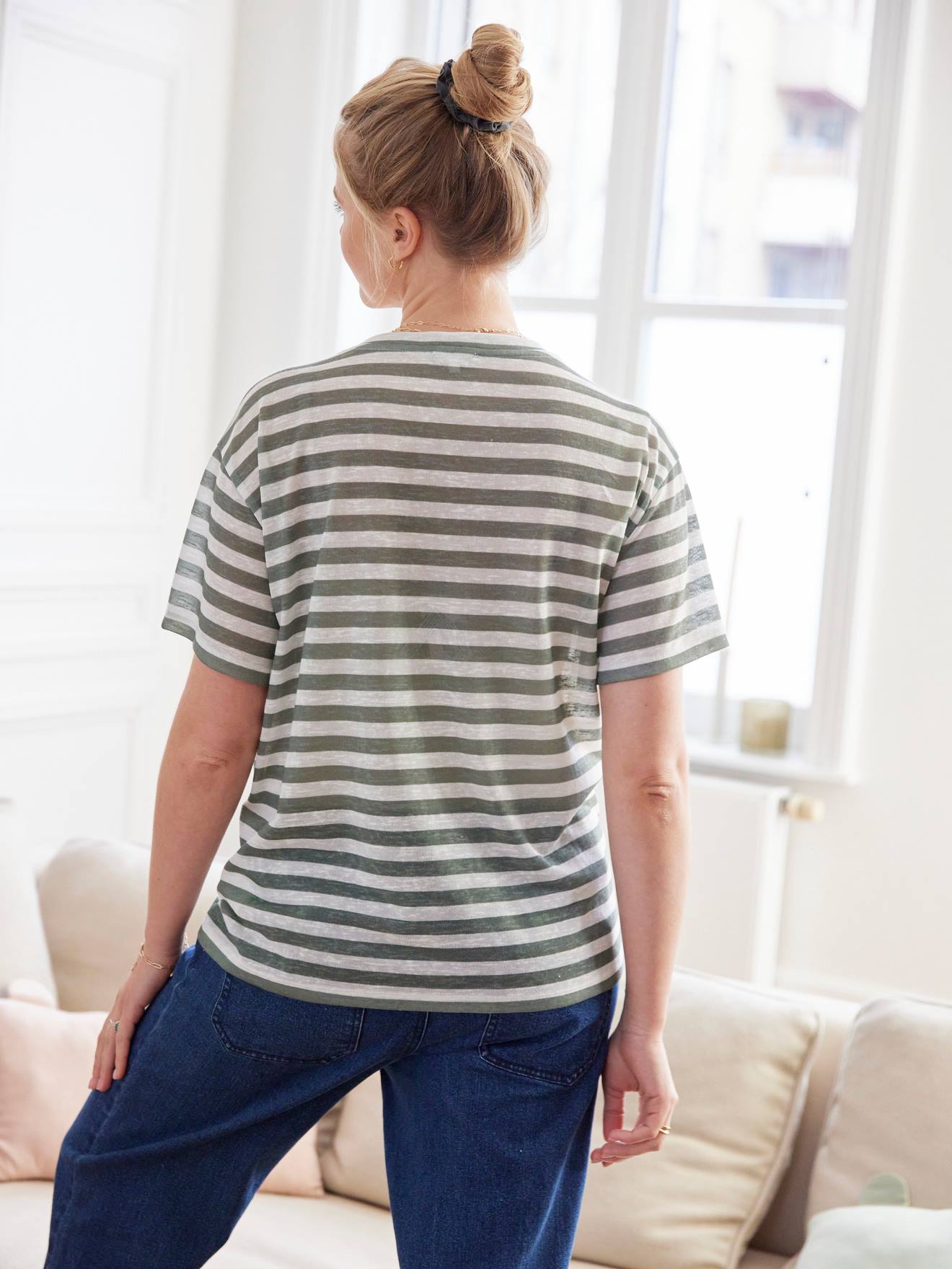Camiseta listrada verde-oliva para gestantes e lactantes.