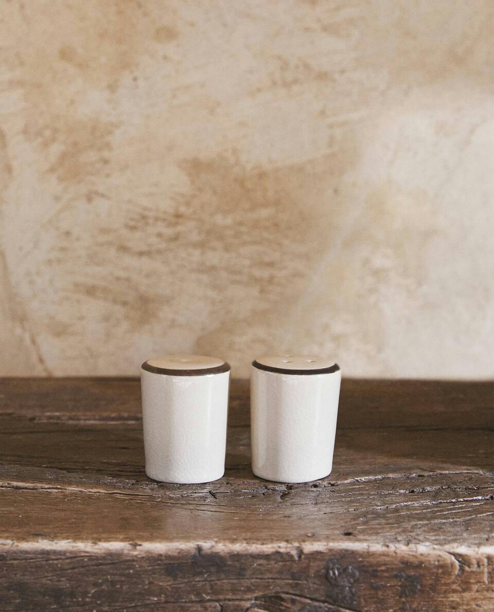 Conjunto de saleiro e pimenteiro em grés com detalhe na borda.