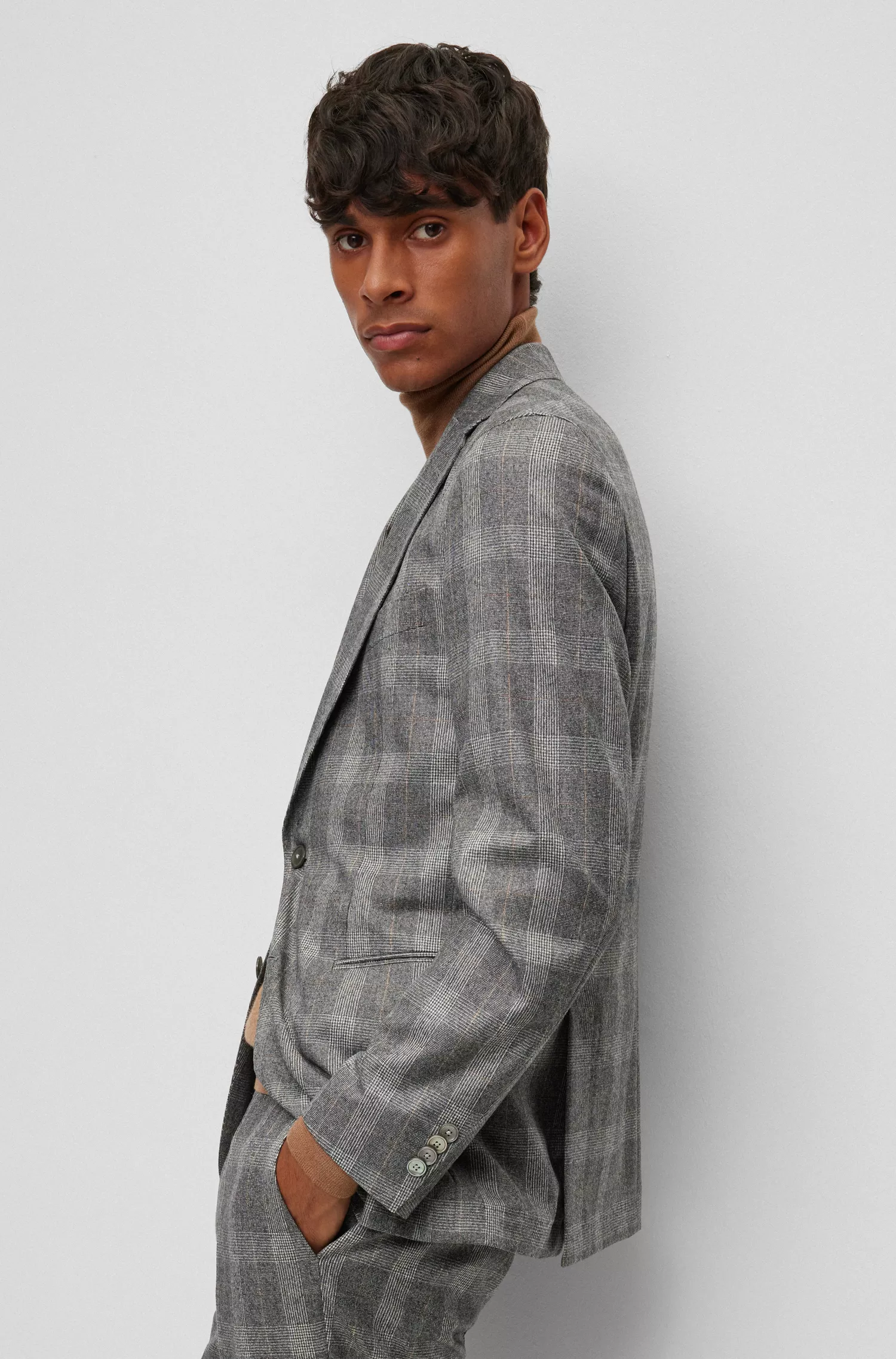 Terno BOSS preto slim fit em lã virgem xadrez.