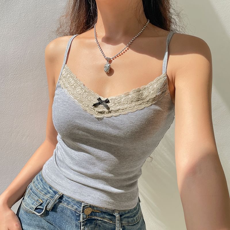 Sosana - Crop top met V-hals, kanten rand en strikaccent