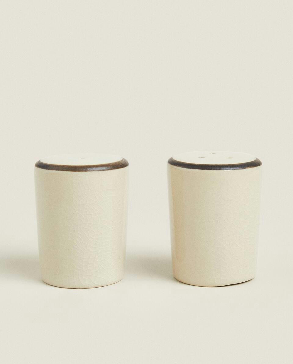 Conjunto de saleiro e pimenteiro em grés com detalhe na borda.