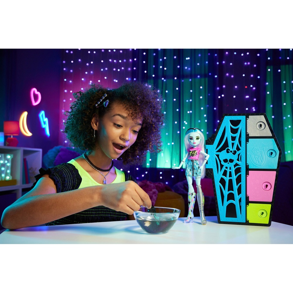 Monster High Skulltimate Secrets Frankie Stein Puppen-Modeset mit Spind