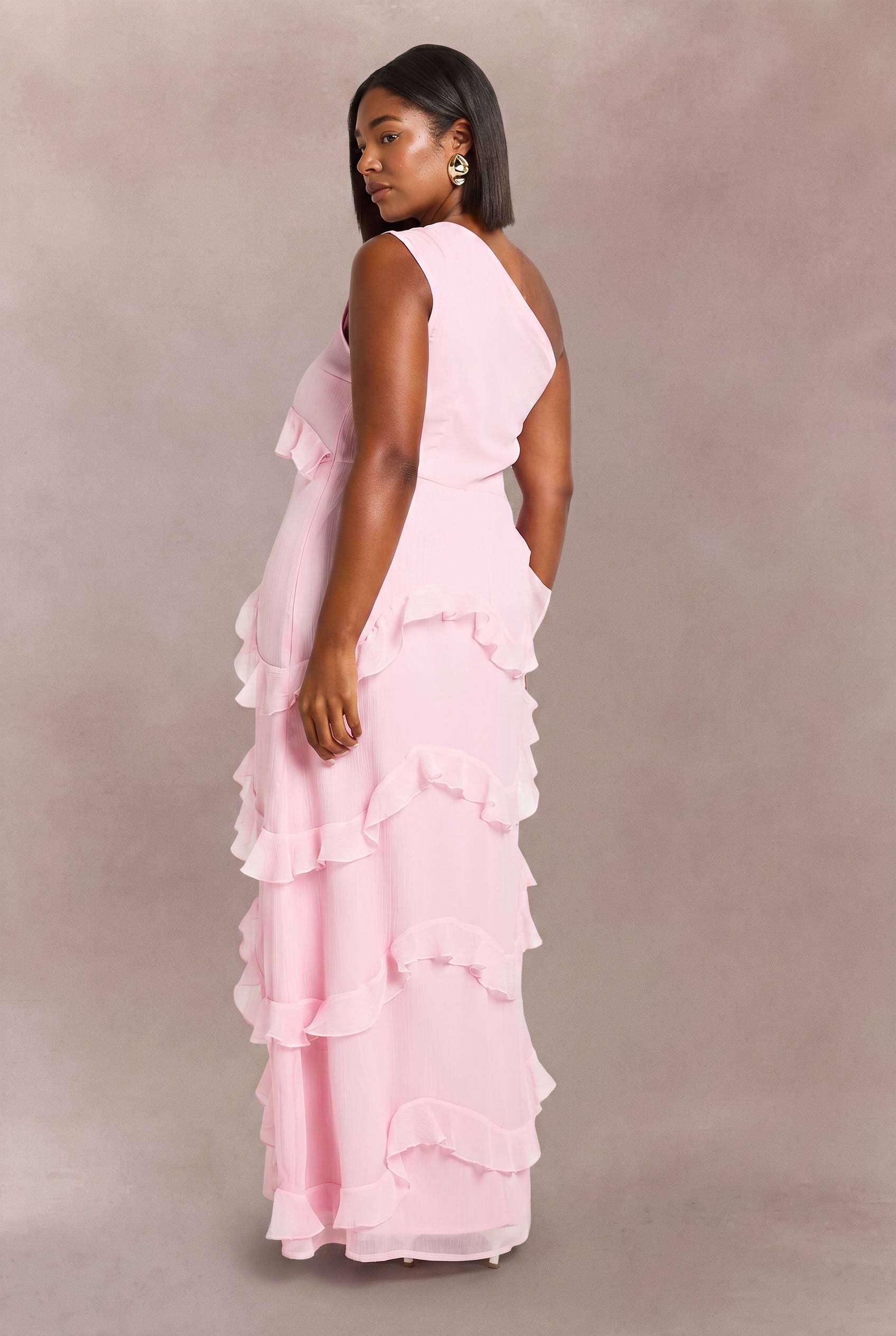 boohoo Robe Maxi Asymétrique En Mousseline Grande Taille