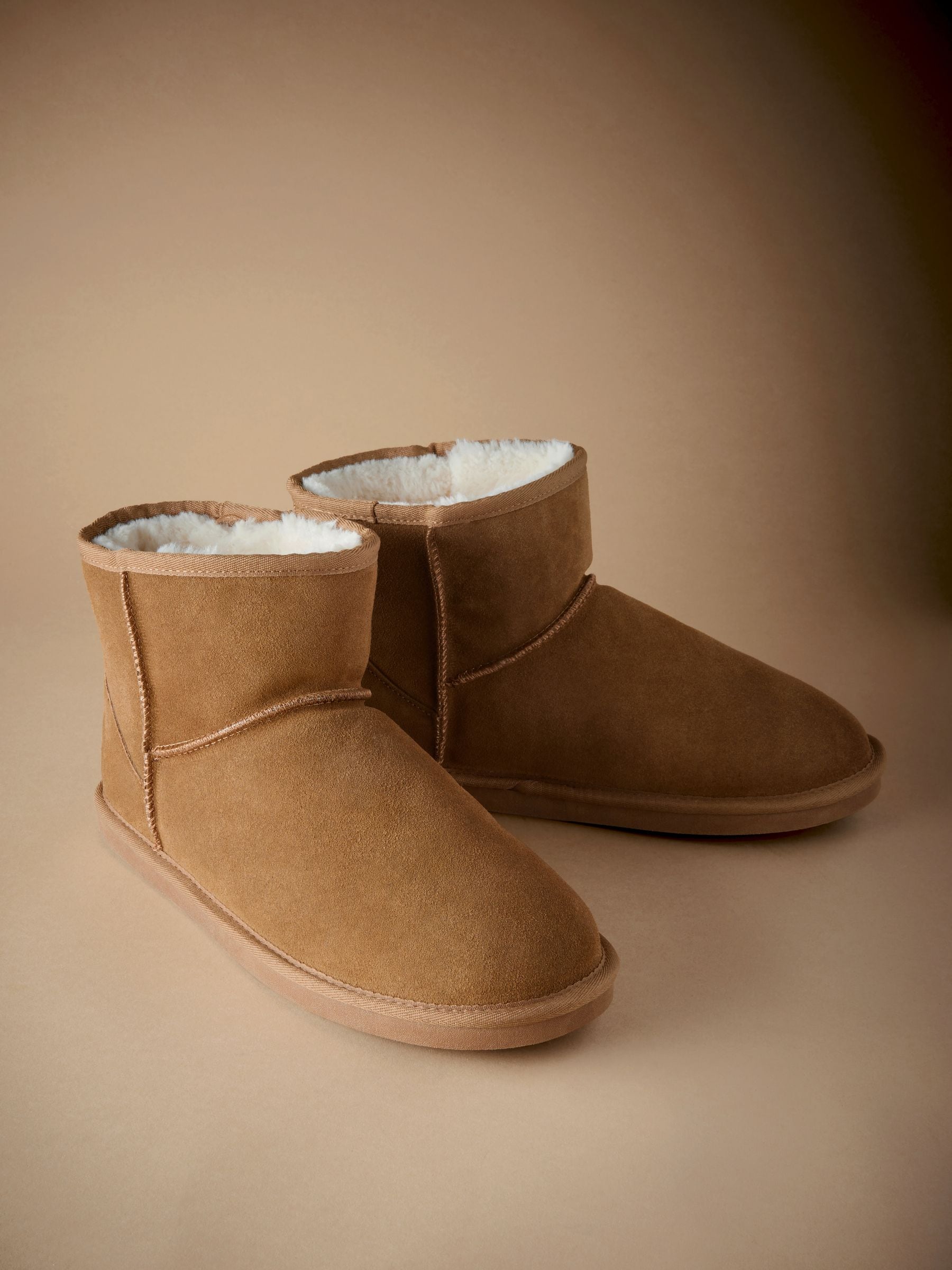 Lichtbruin - Signature Suede Slipper Boots with Faux Fur Lining