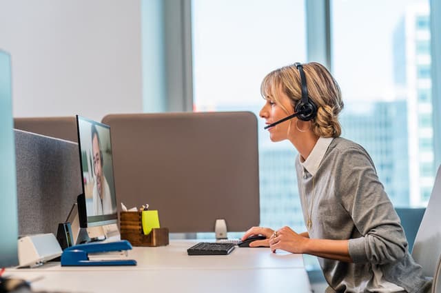 HP Poly Savi 8220-M høretelefoner med base
