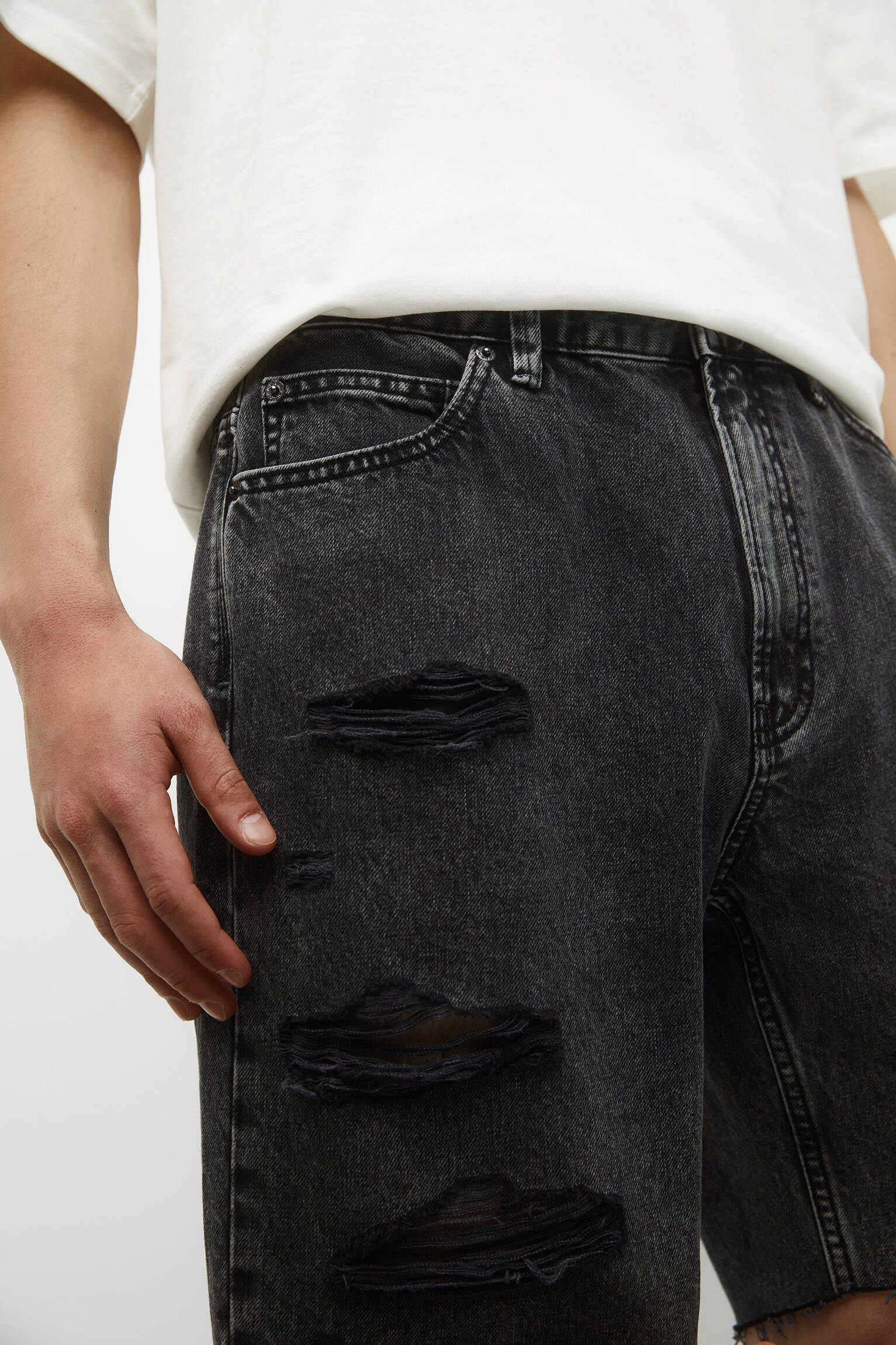 Bermuda jeans básica de corte relaxado com rasgos - NEG-DELAV