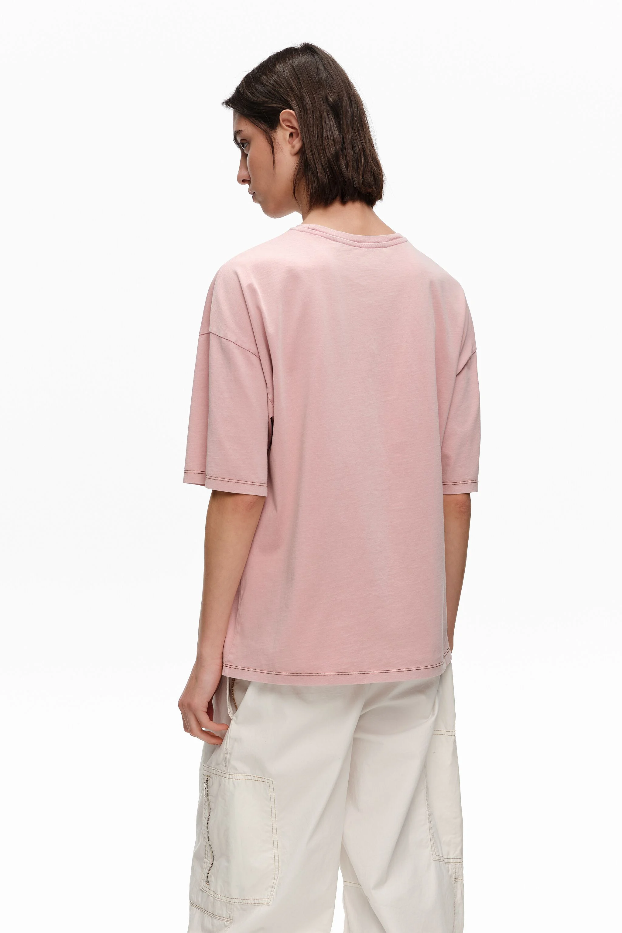 Camiseta rosa claro com o logo de um dachshund