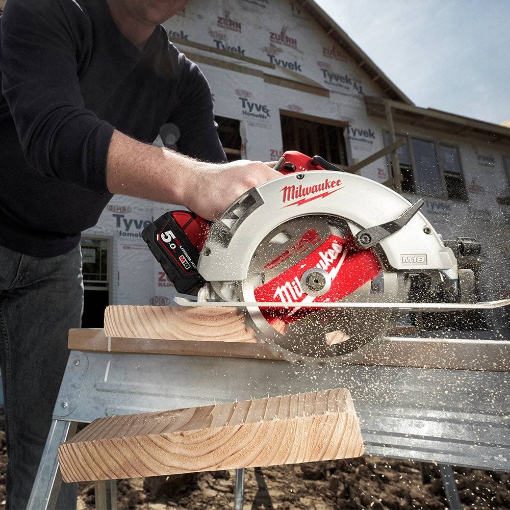 Serra circular Milwaukee 18V sem escovas de 184 mm Skin M18BLCS66-0