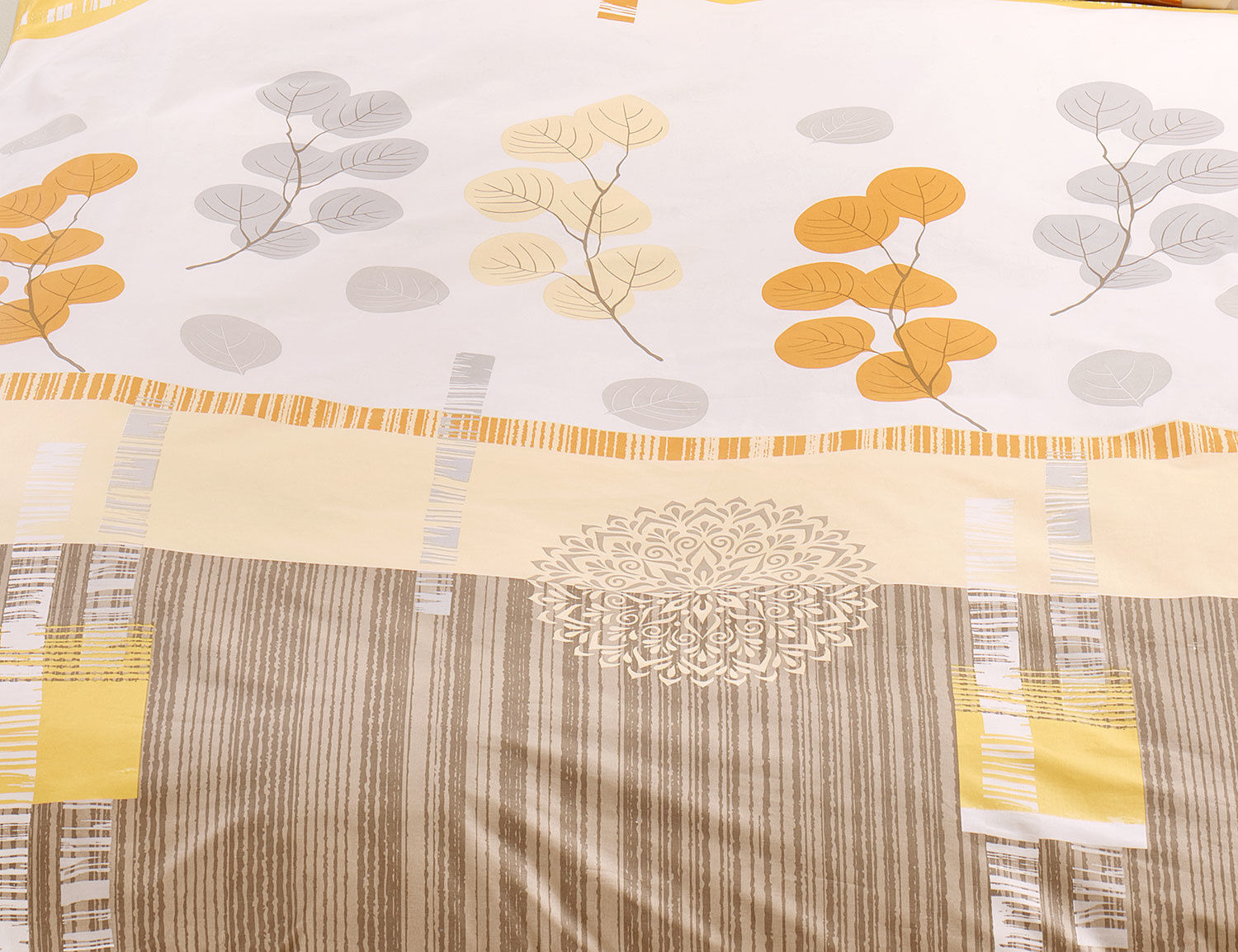 Bettwäsche mit farbigem Blätterprint und Mandalamuster