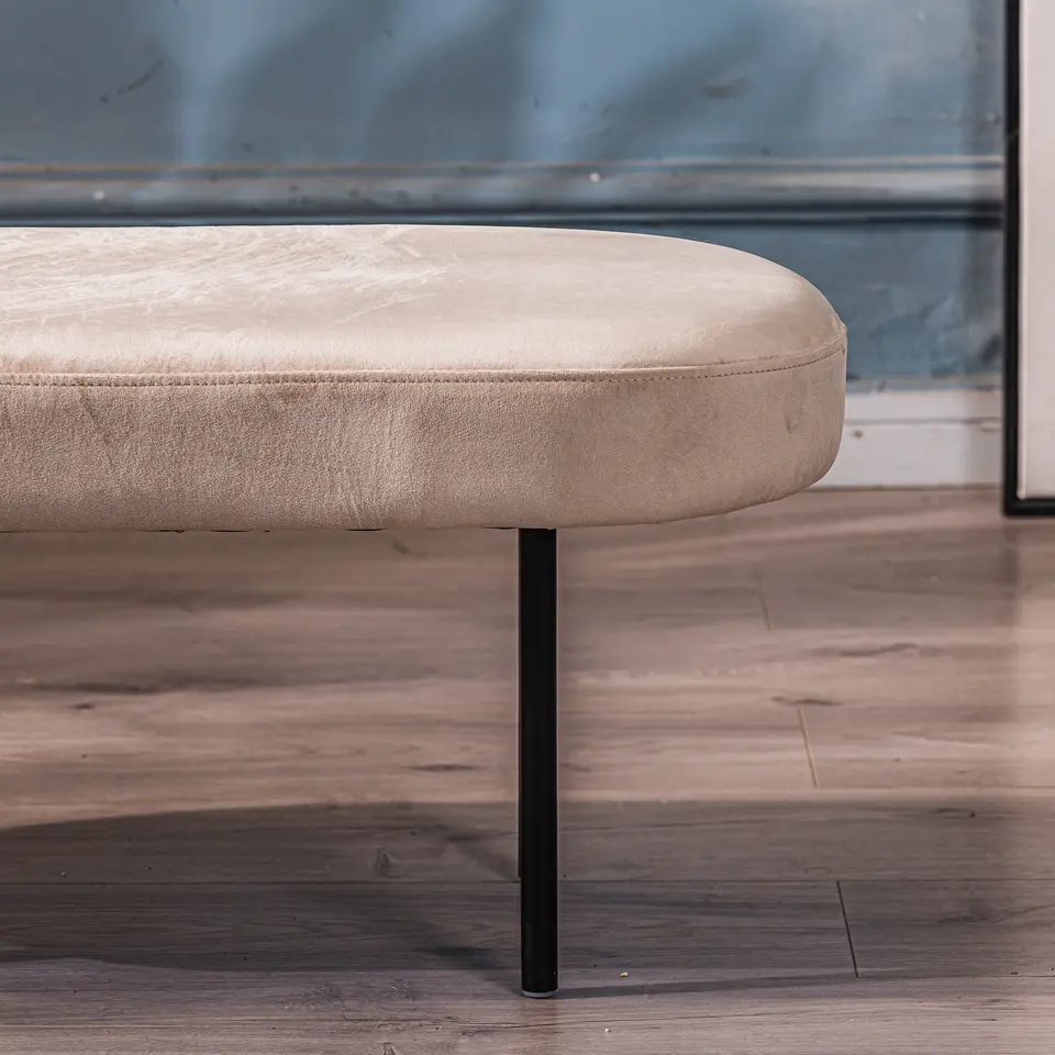 Metalen en fluwelen beige bank