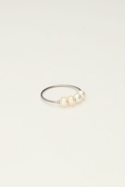 Ring met vier parels