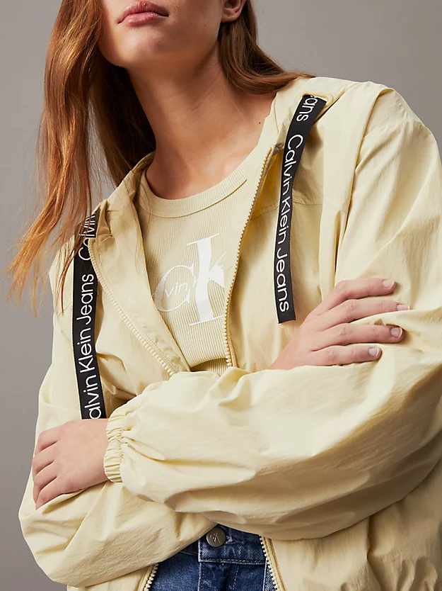 Jaqueta corta-vento de nylon texturizado com modelagem relaxada
