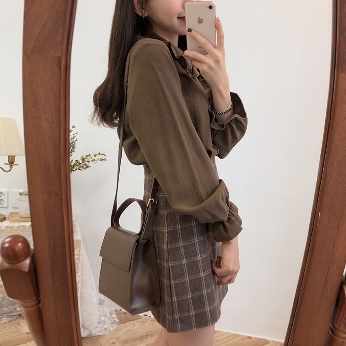 Cloud Nine - Blouse met lange mouwen en ruches / Geruite mini-rok met aansluitende pasvorm