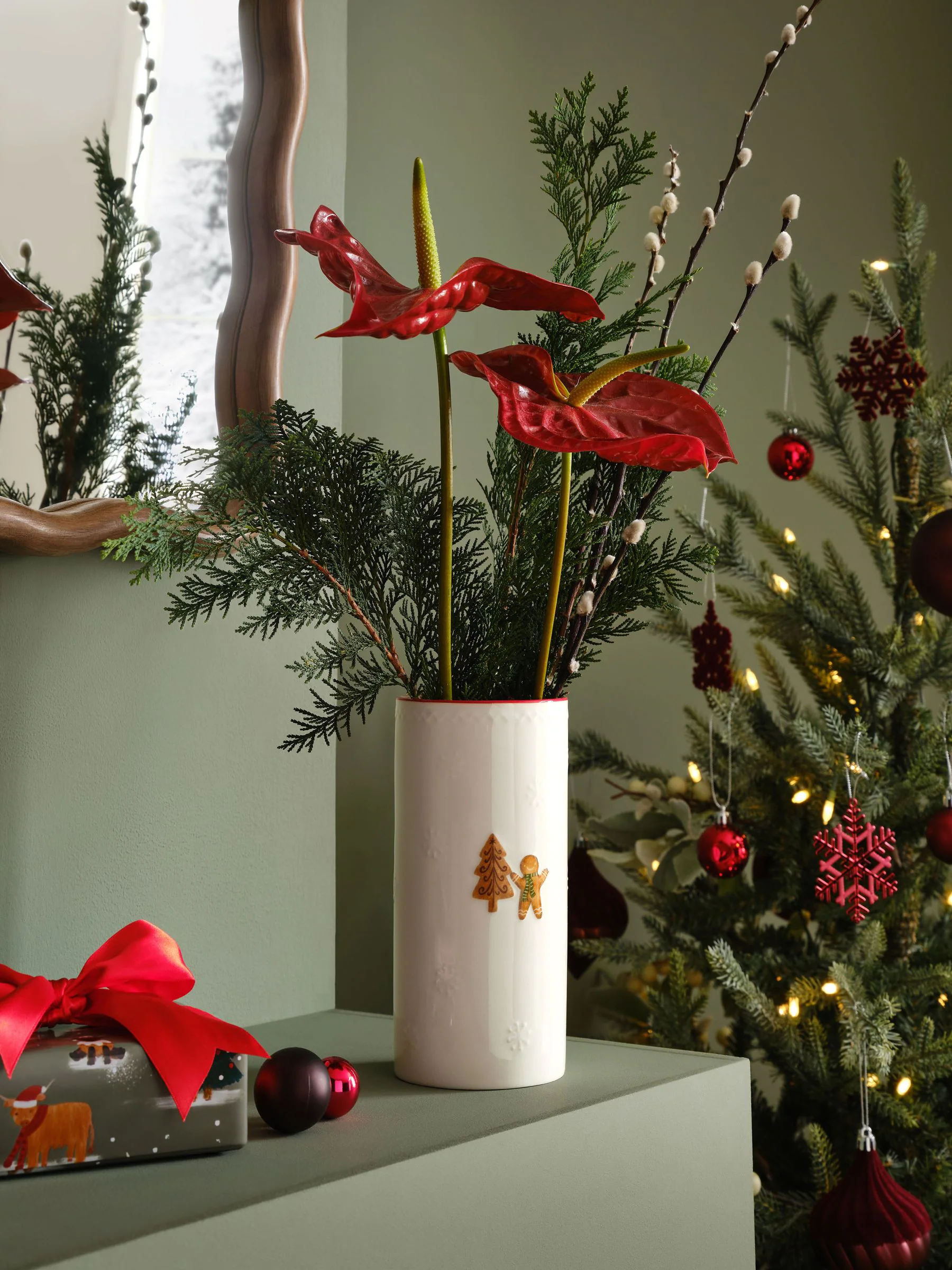 Keramische vaas met kerstpeperkoekreliëf