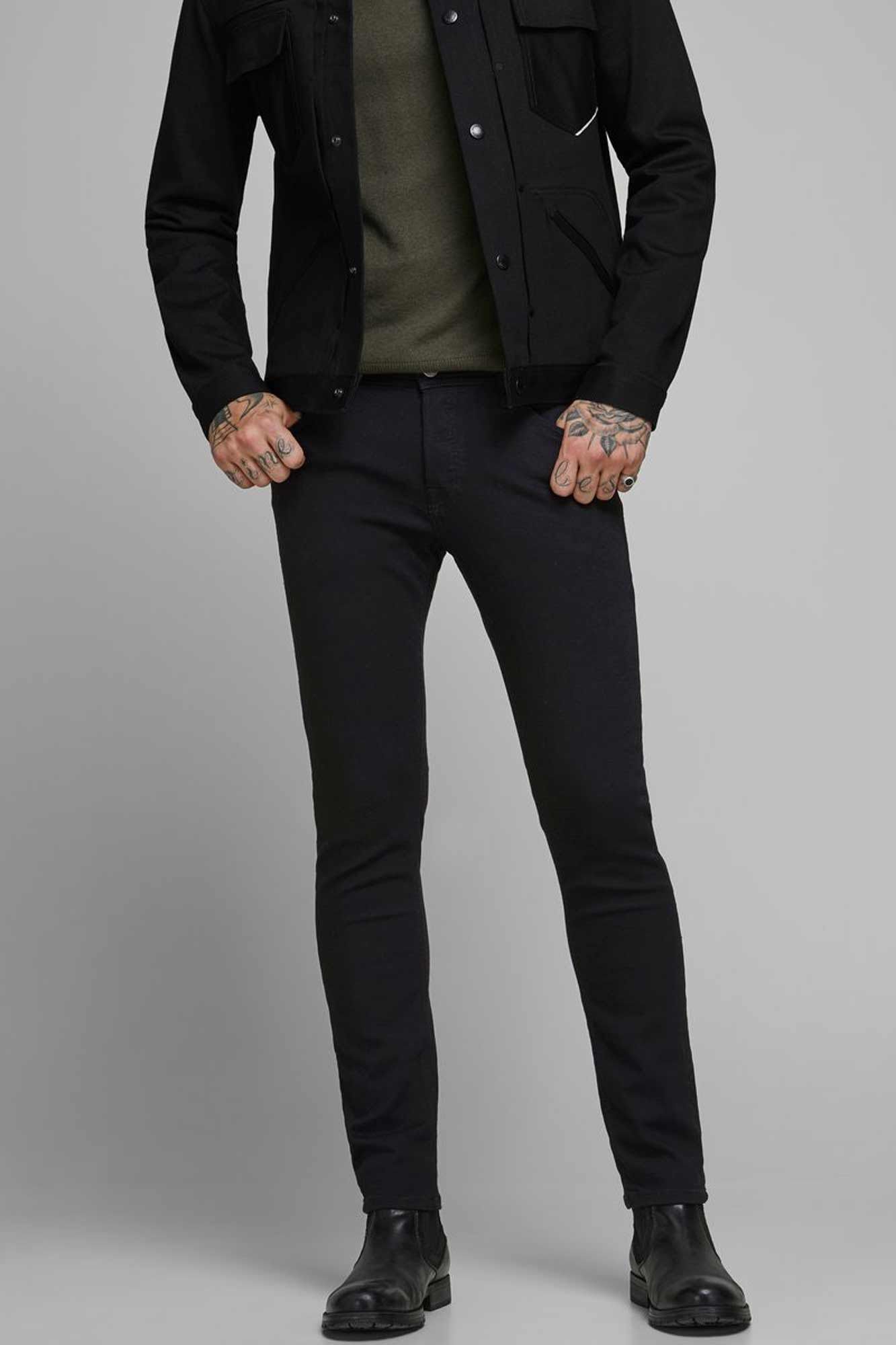 calça jeans slim fit afunilada