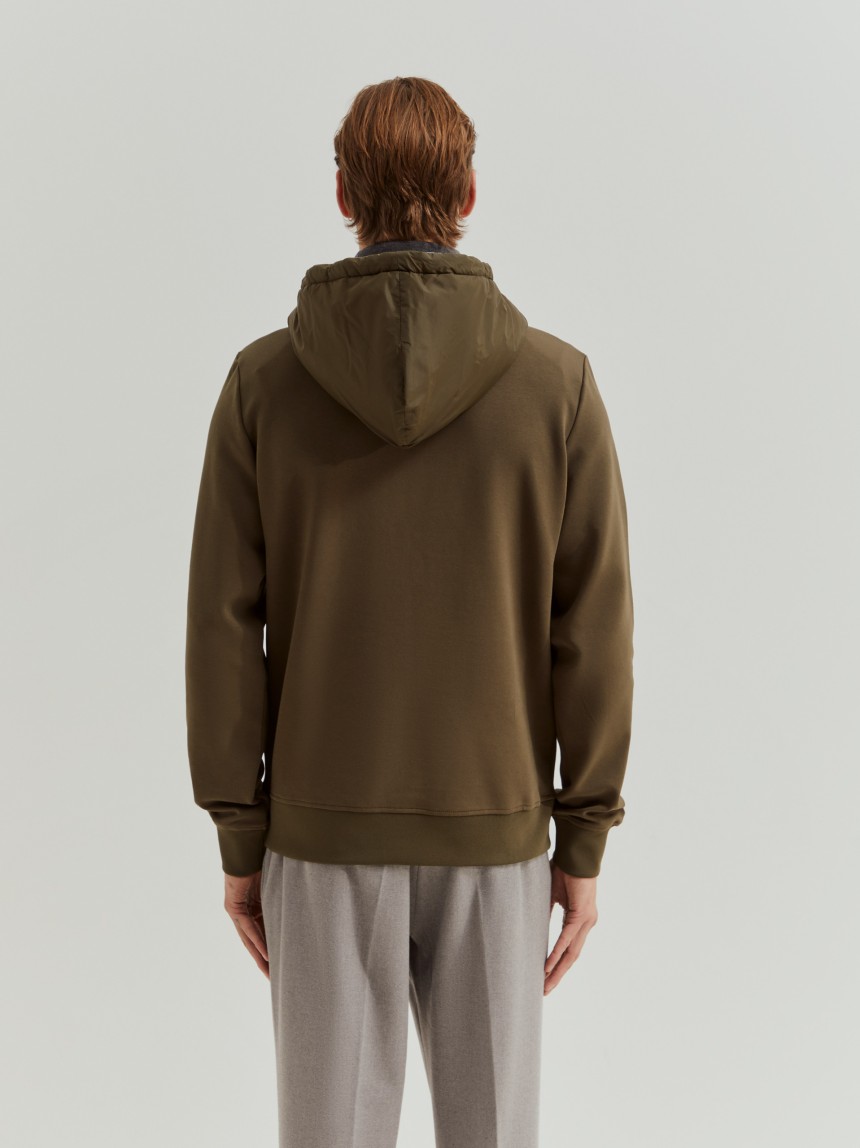 Sweater com Capuz em tecido técnico