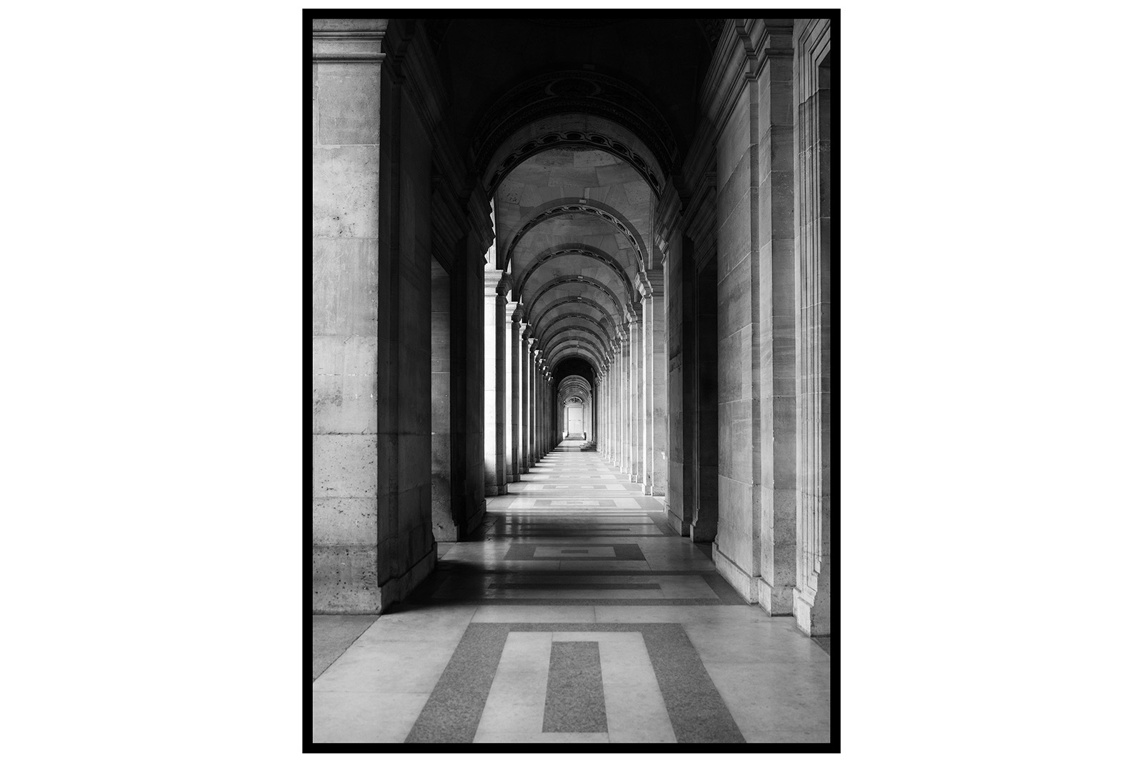 Newline Architecture V bilde Poster i sort og hvit med sort ramme. 50x70 cm
