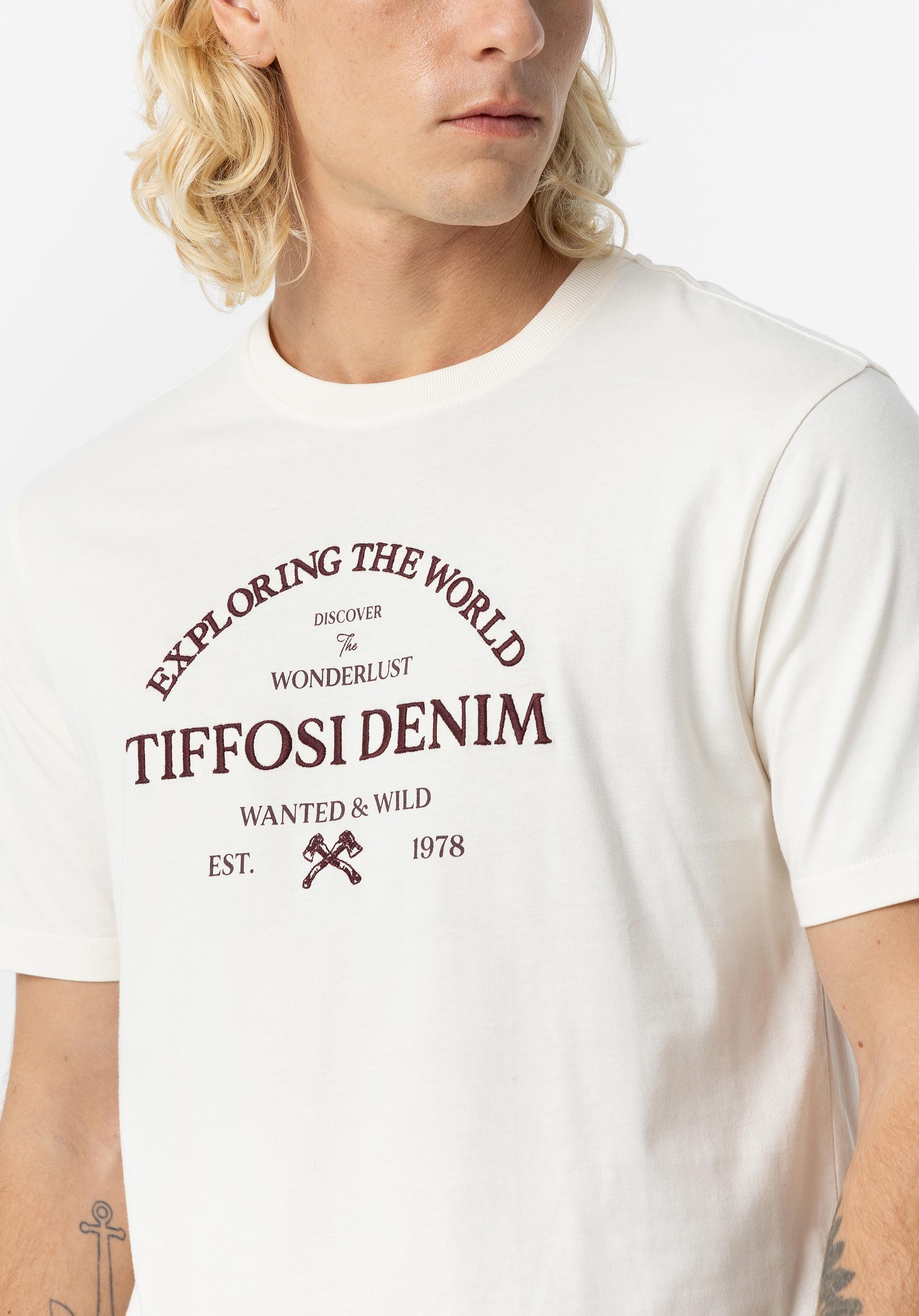 T-shirt com Estampado e Bordado Frontal