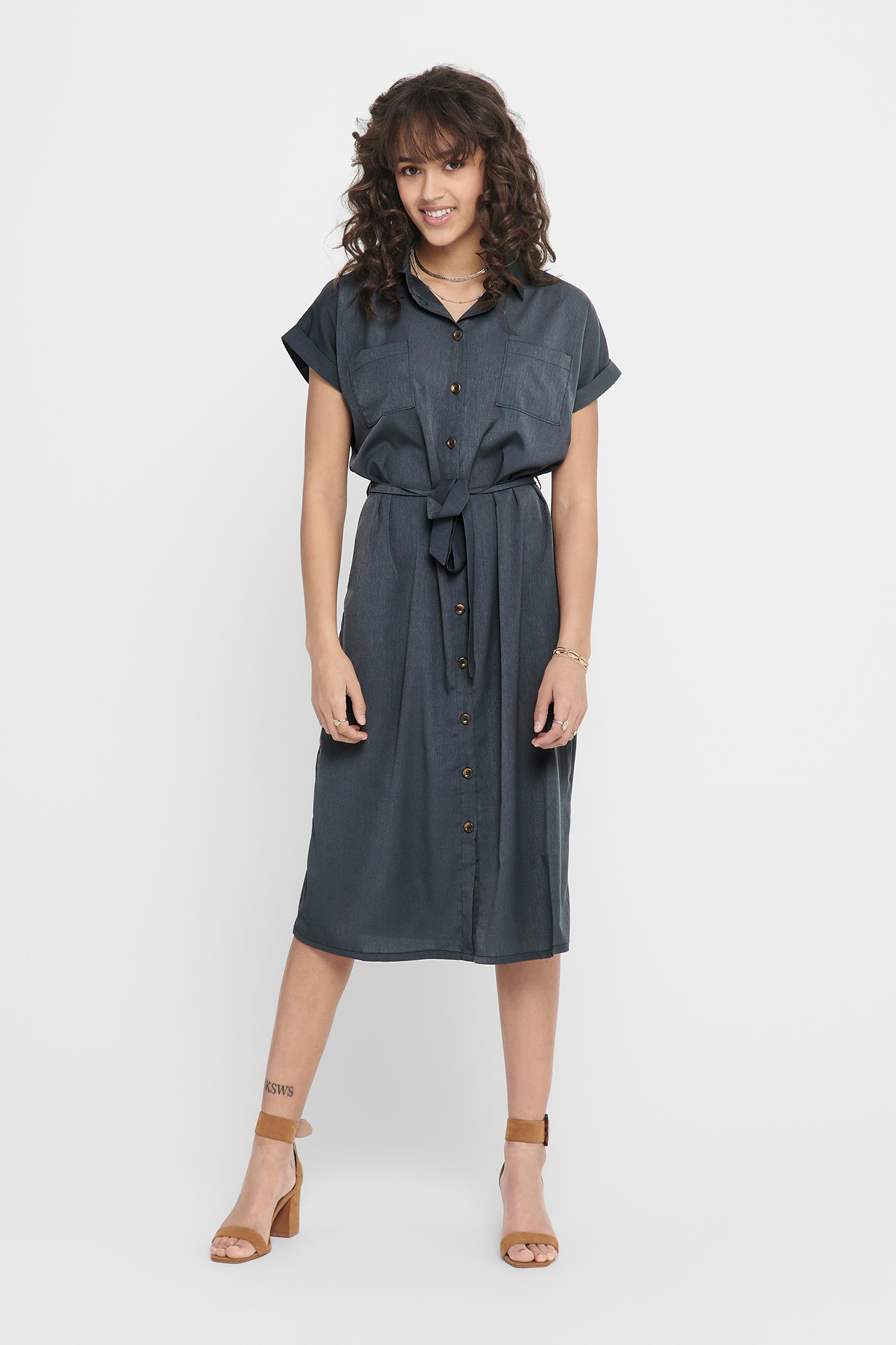 Vestido midi estilo camisa