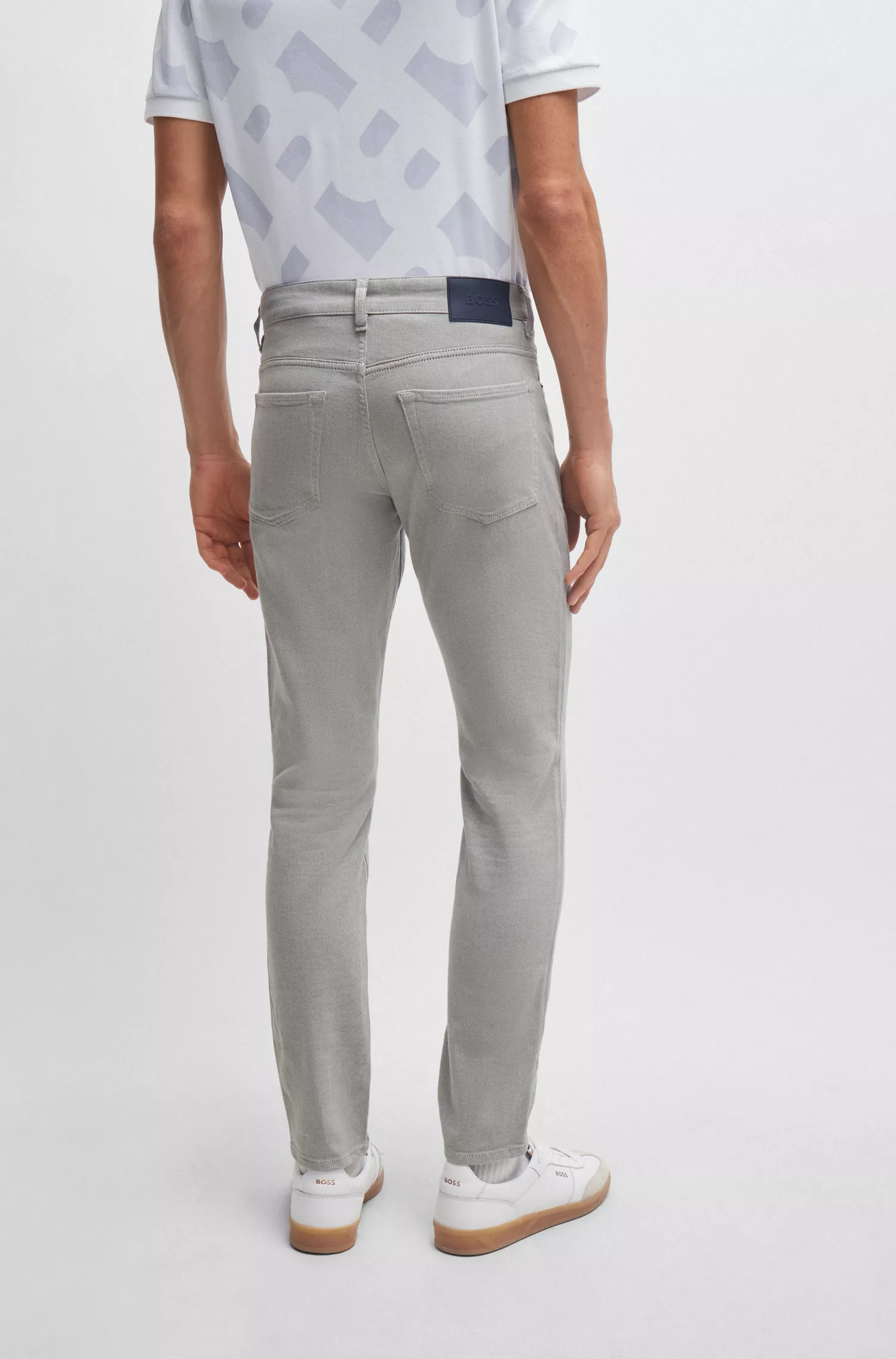 Calça jeans BOSS preta, corte regular, em denim microestruturado.