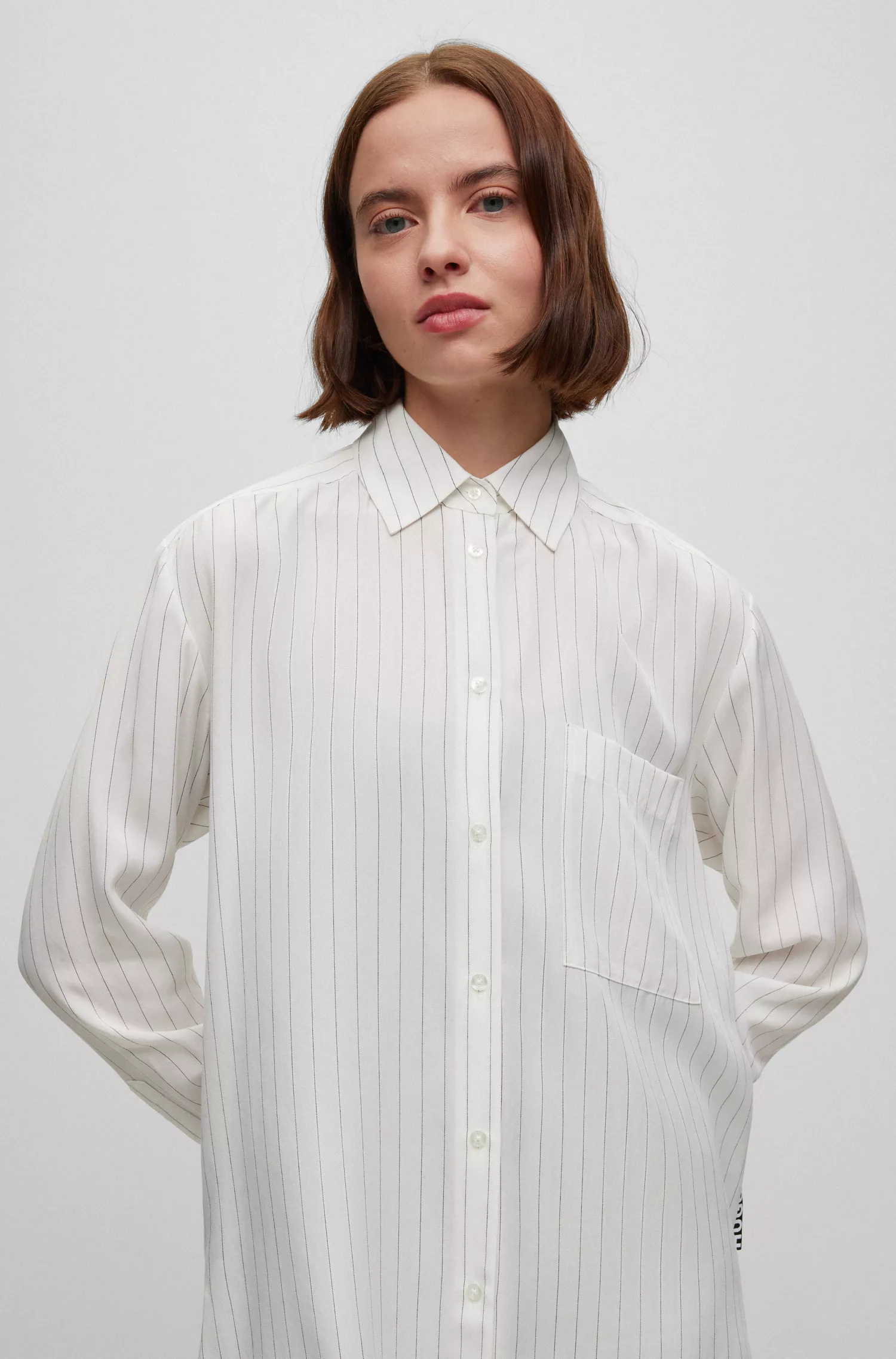Blusa HUGO vermelha de modelagem ampla em tecido listrado com gola pontiaguda.
