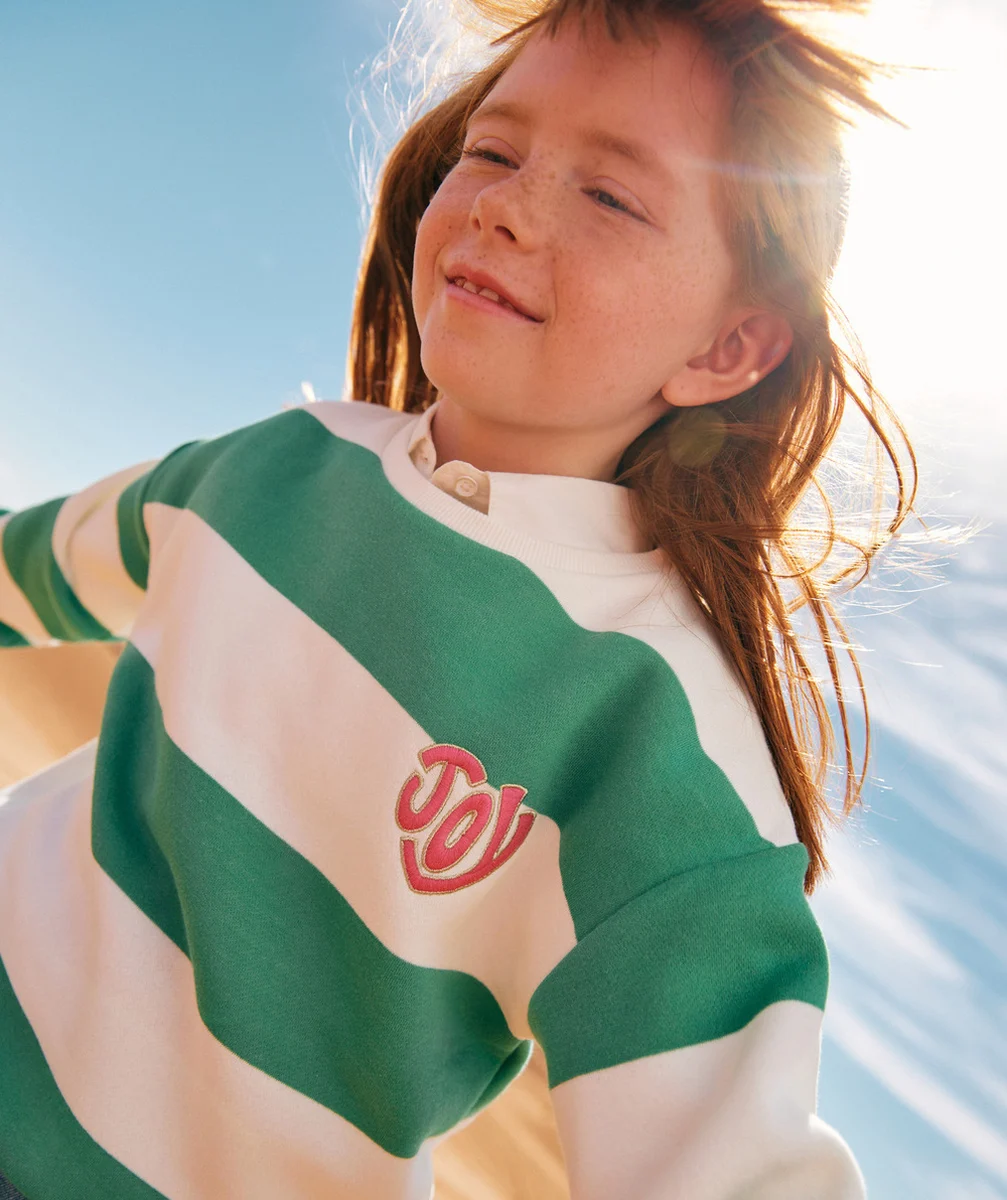 SWEAT FILLE EN FIBRES RECYCLÉES AVEC MAXI RAYURES ET BRODERIES VERT ET BLANC