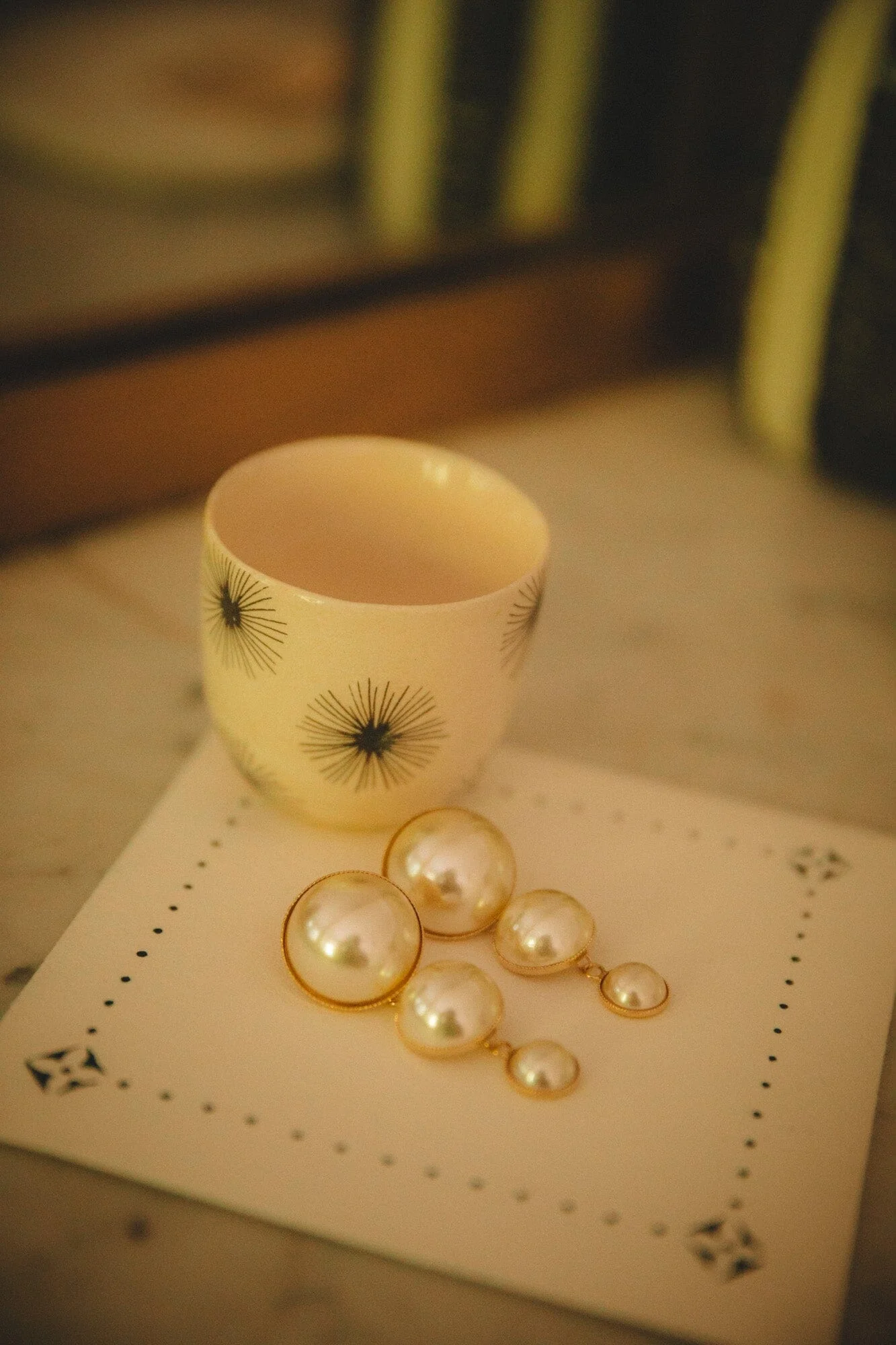 NÉLYA - Boucles d'oreilles puces pendantes perles doré à l'or fin | Doré