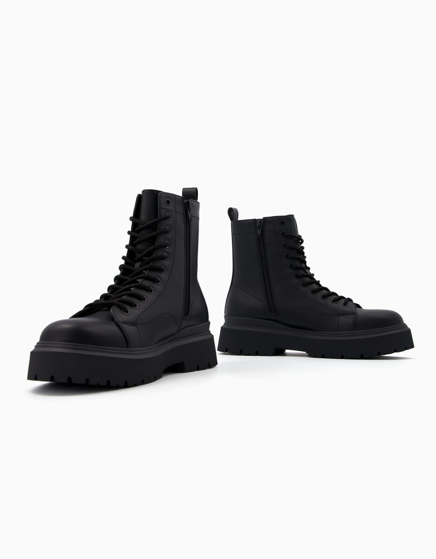 Botas de cano curto com cadarço e sola tratorada para homem