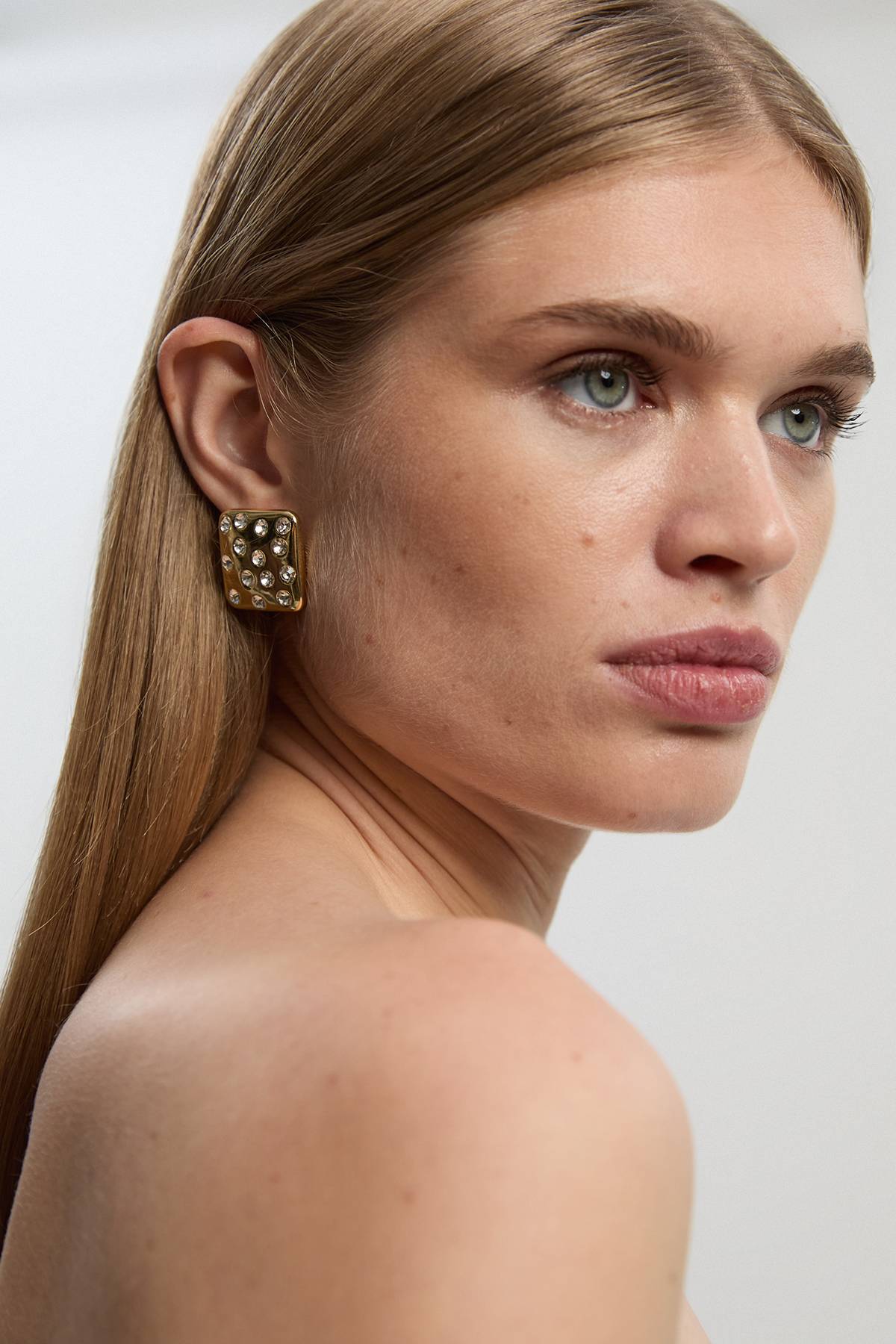 KarenMillen Boucles d'Oreilles synthétiqueces Carrées Ornées de Strass