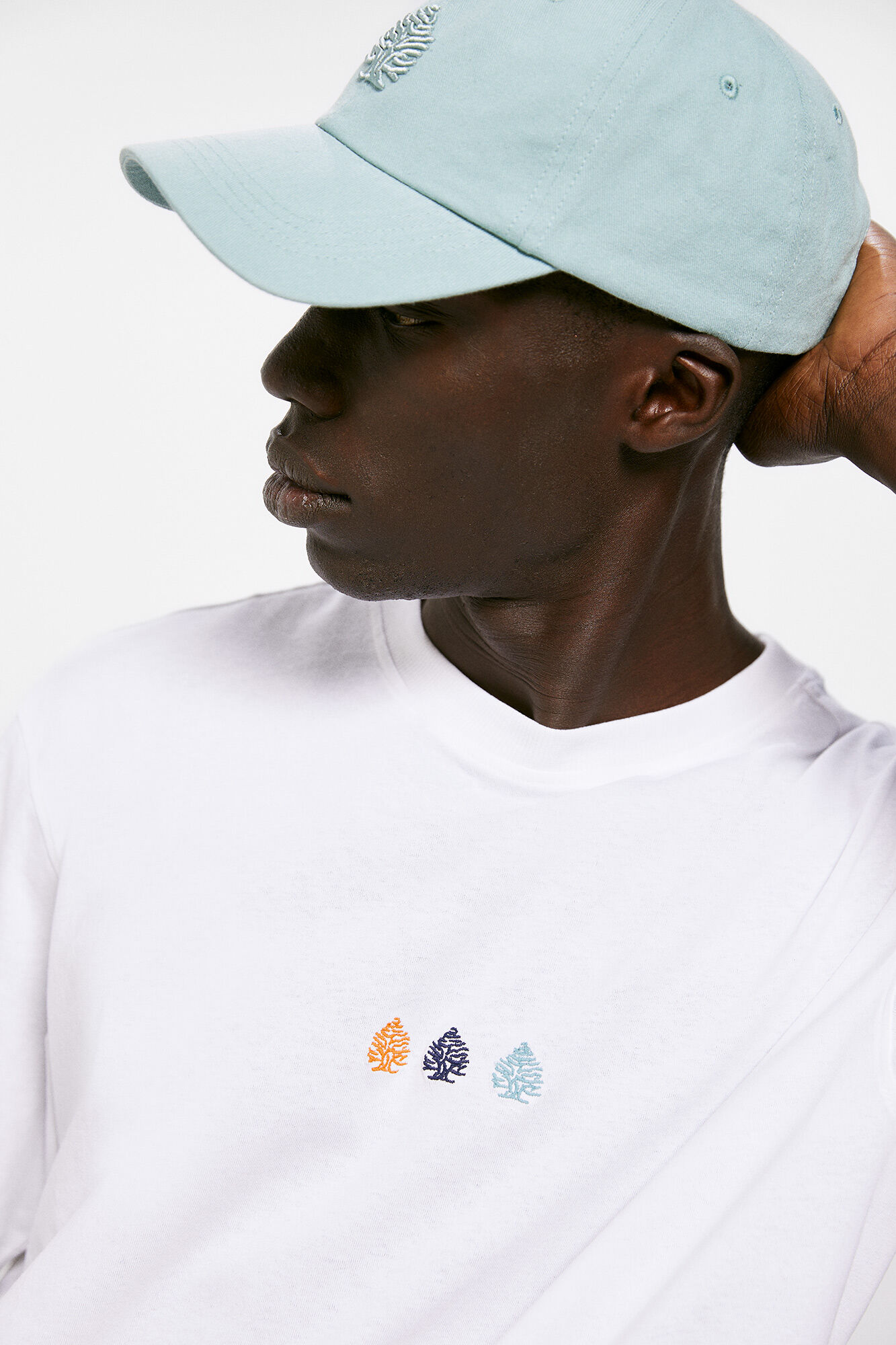 Camiseta branca com estampa de árvore