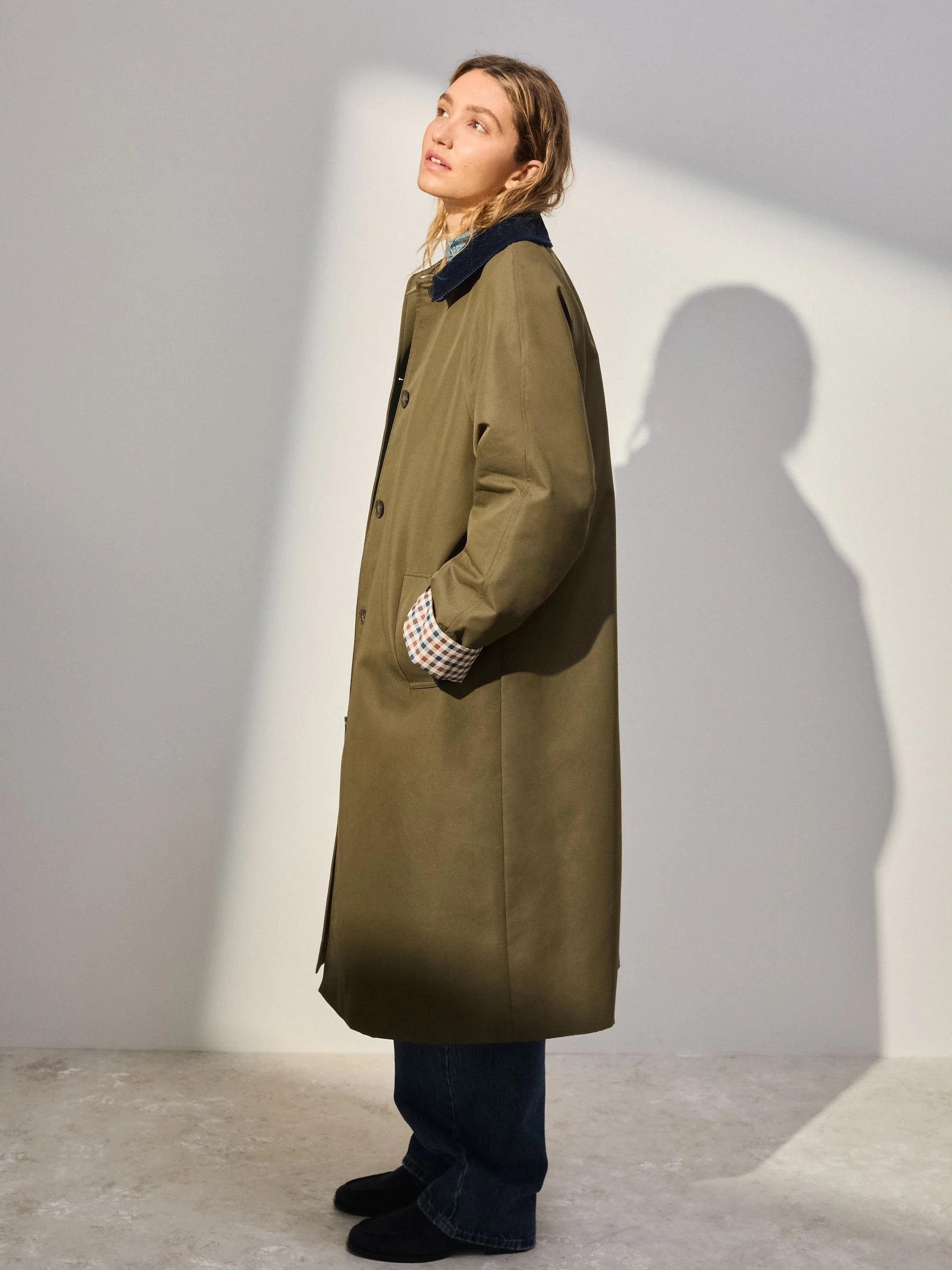 Kakigroen - Trenchcoat met contrasterende kraag