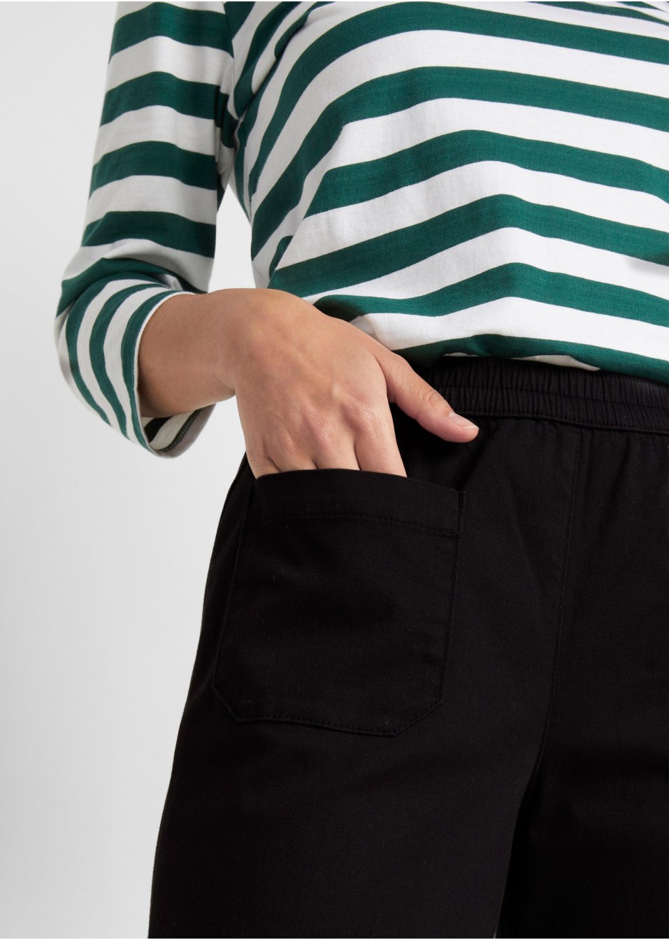 Pantalon en twill avec jambes évasées et taille confortable