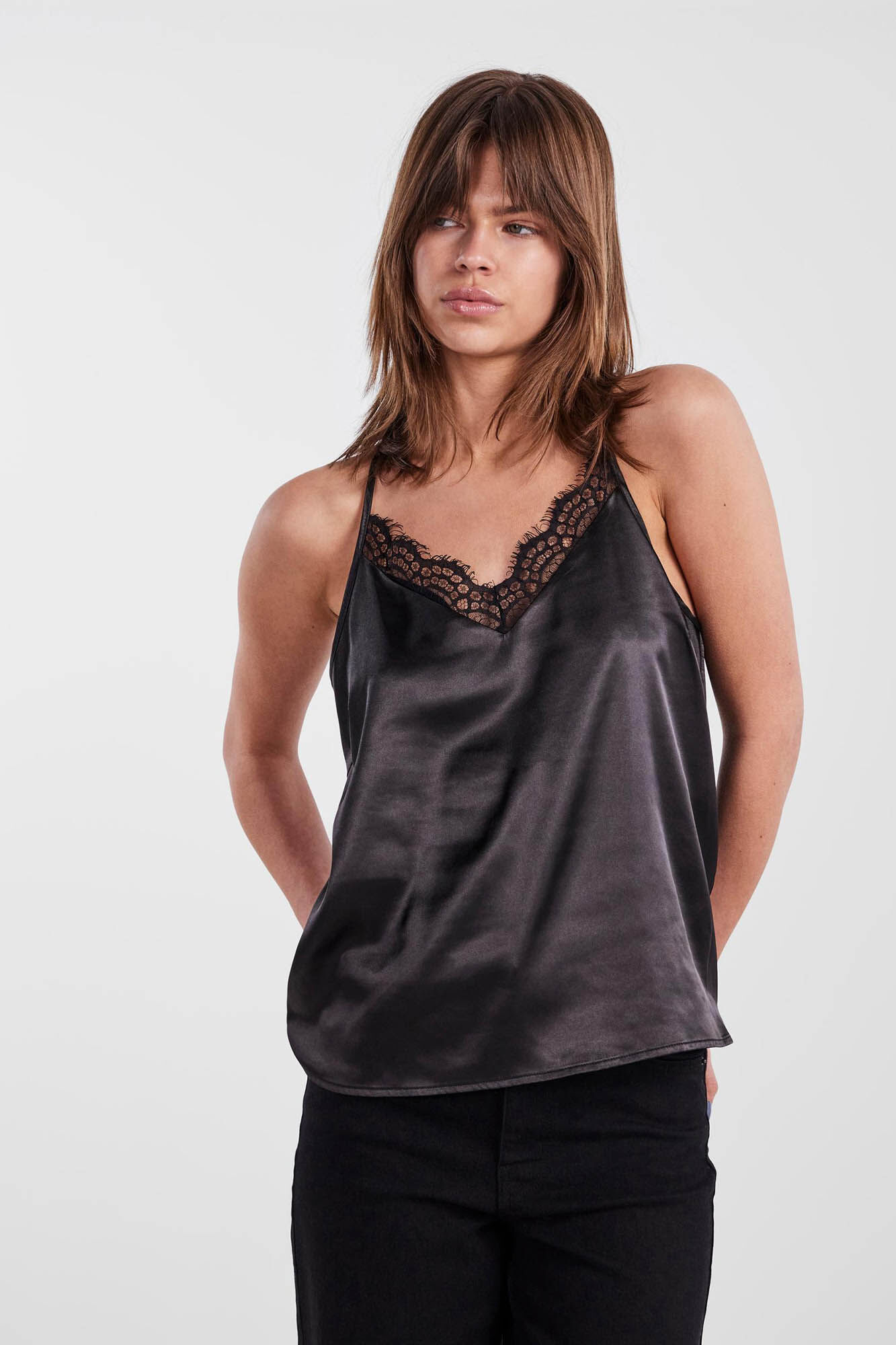 Blusa com decote com amarração.