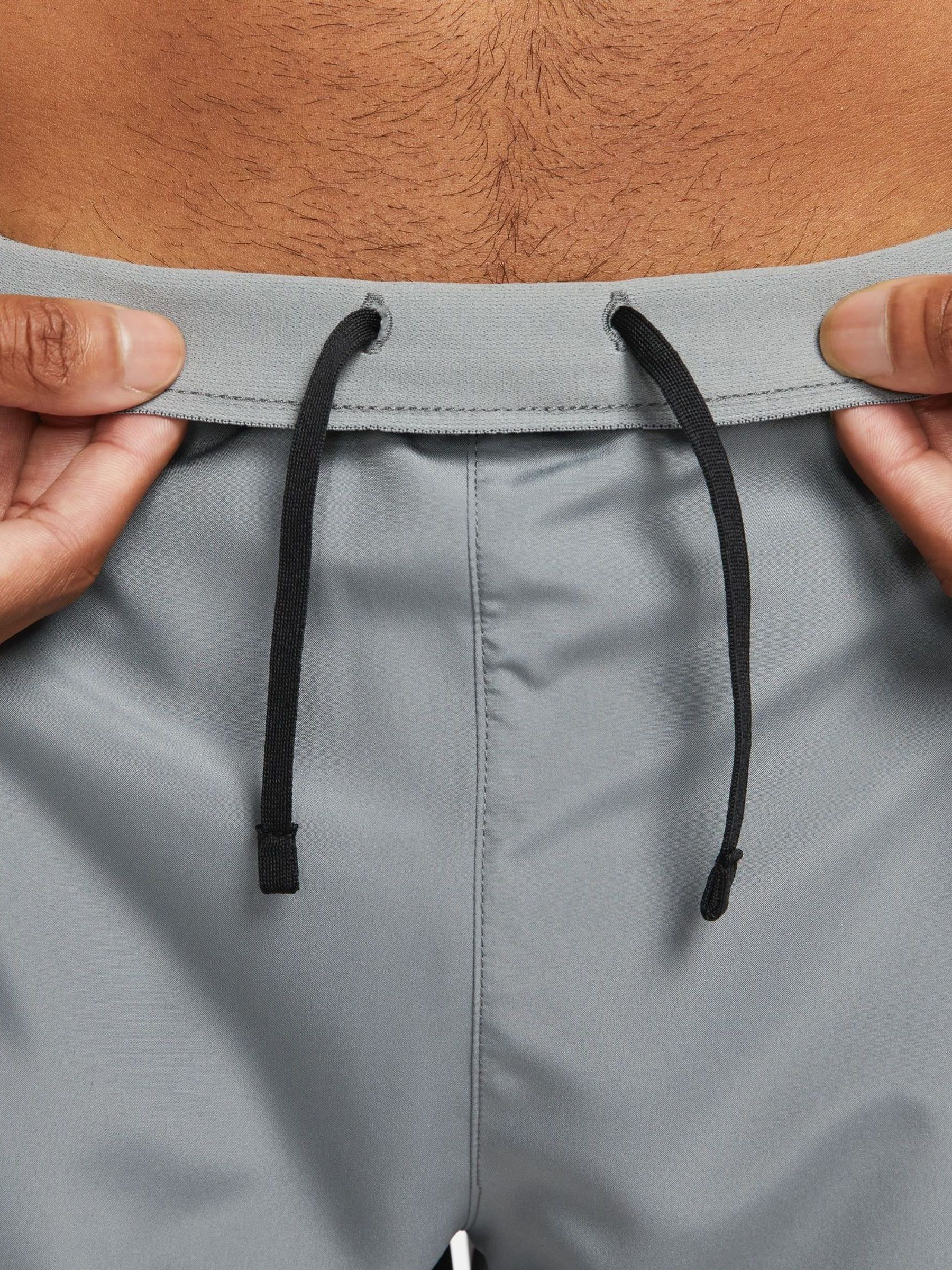 Lichtgrijs - Nike Dri-FIT Challenger 5 Inch hardloopshorts met slipvoering