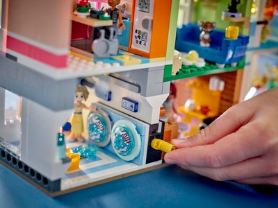 LEGO Heartlake City appartementen en winkels (42670)