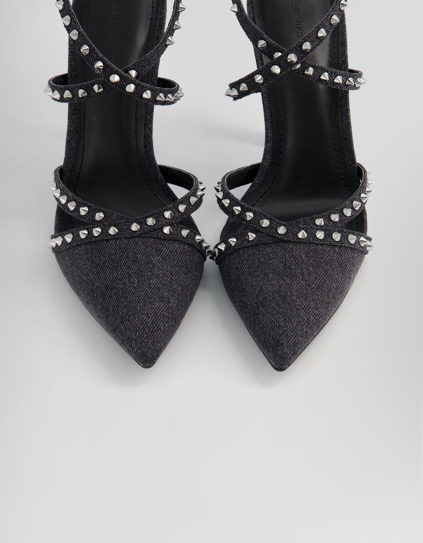 Sapatos de salto alto em jeans com tachas
