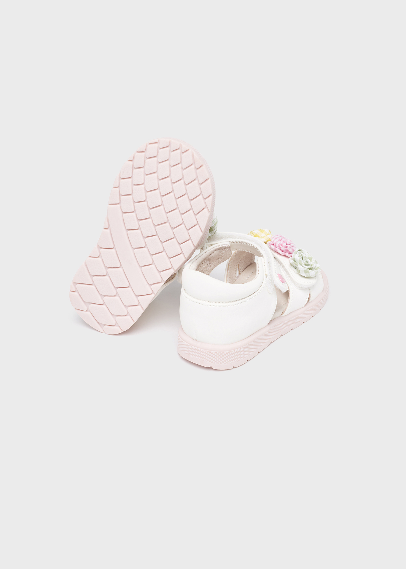 Sandália infantil com aplique de flor