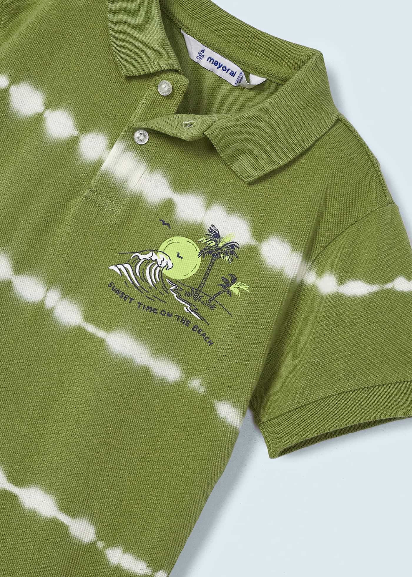 Camisa polo infantil de algodão com estampa tie-dye e mangas curtas.