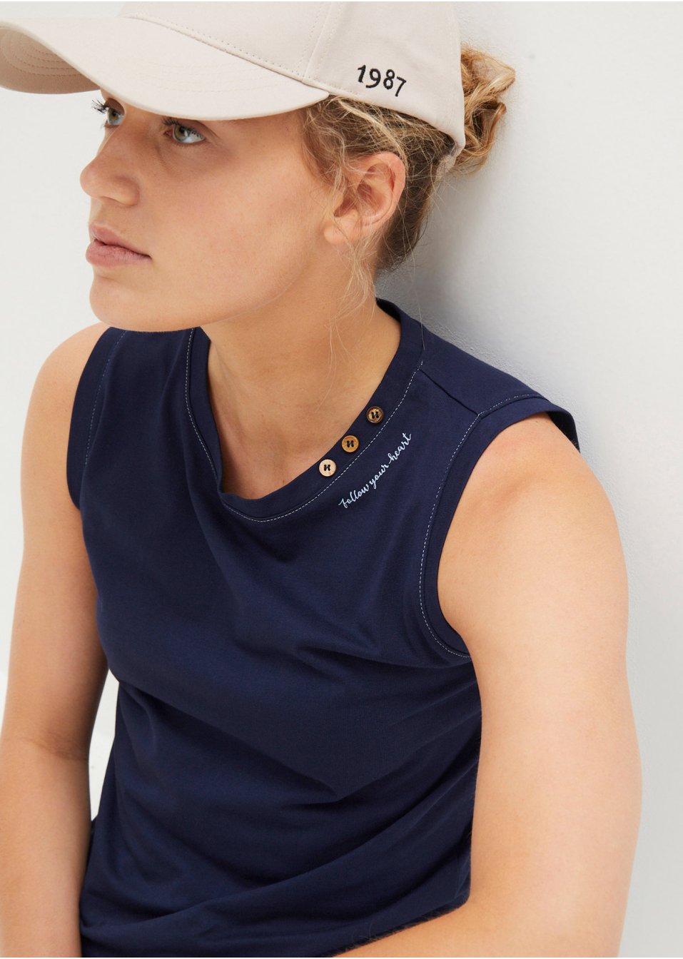 Top avec boutons décoratifs