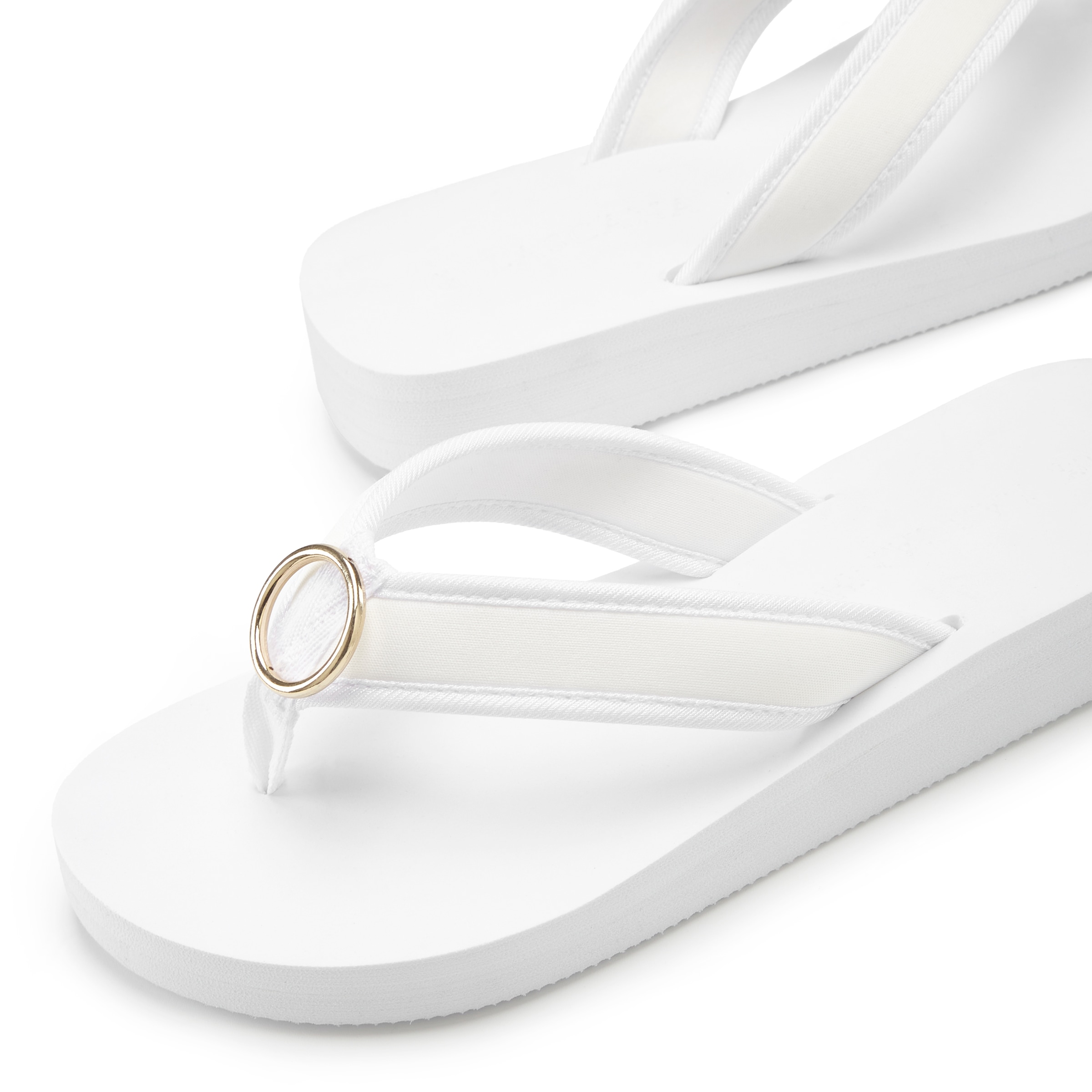 LASCANA Badezehentrenner »Sandale, Pantolette,«  Zehentrenner, Badeschuh mit Ringapplikation 