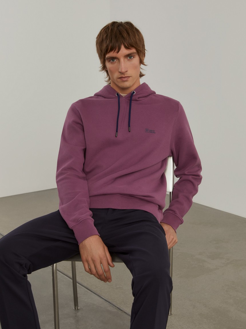 Sweater com capuz em malha piqué