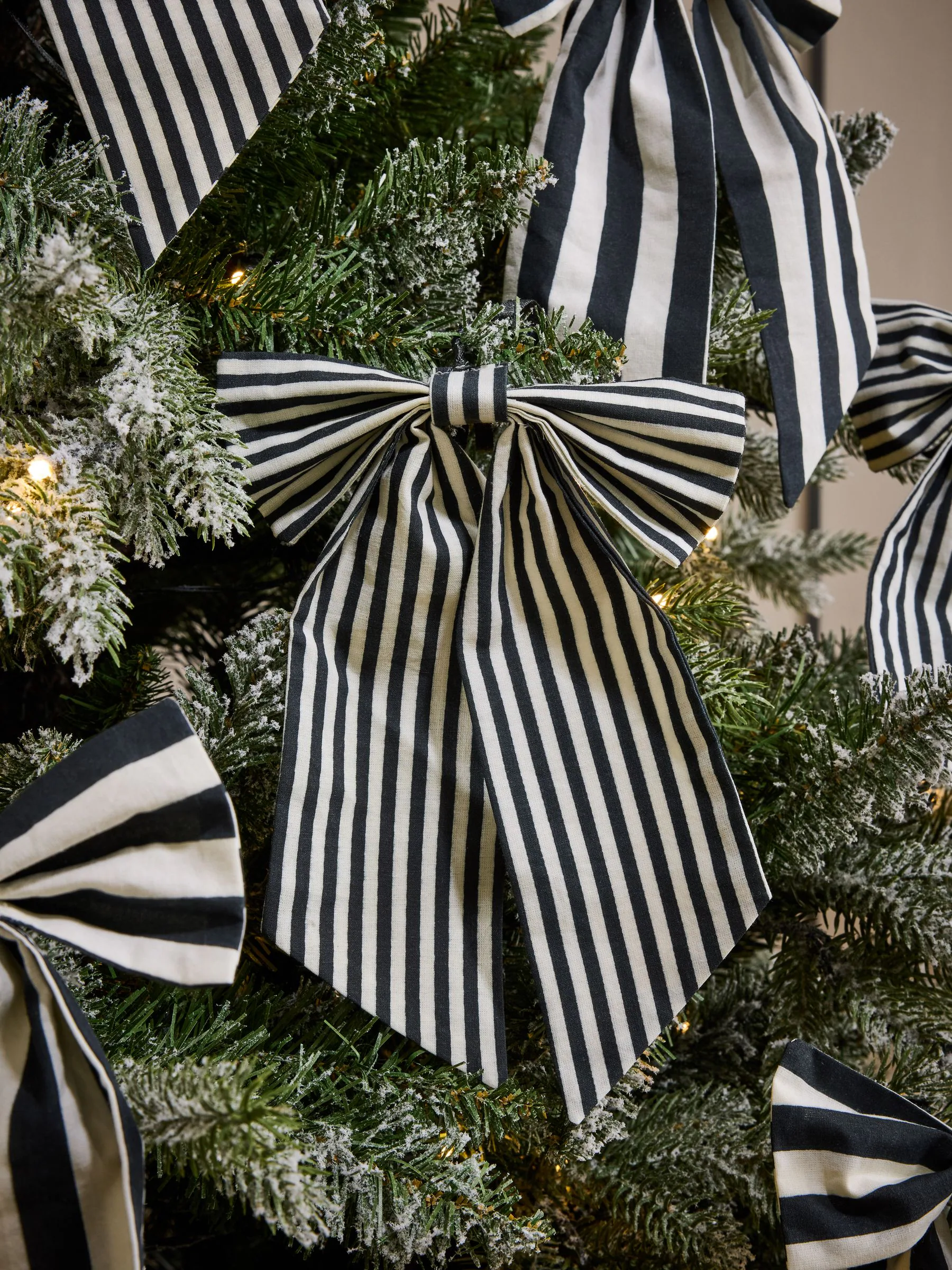 Set van 6 gestreepte kerstballen met strik