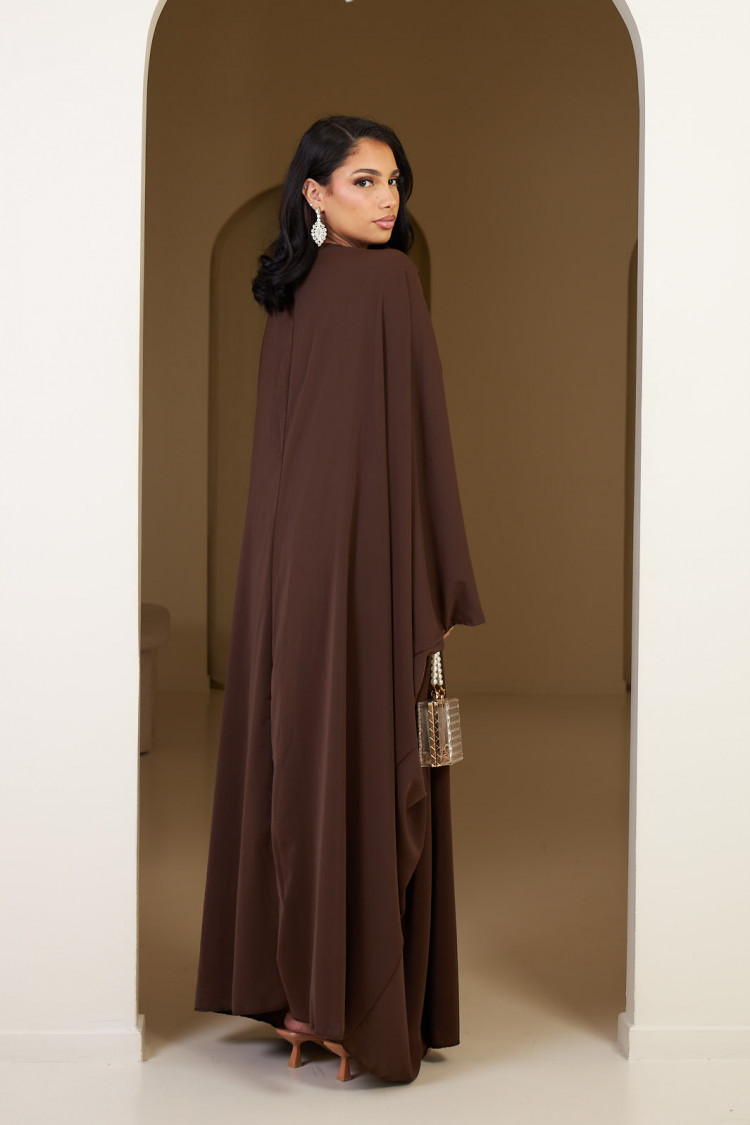 Abaya fluide marron à broche sur le milieu