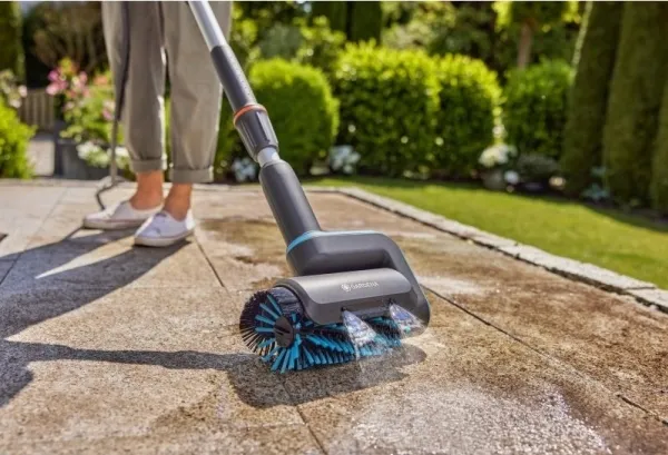 Gardena Batteridrevet overfladerenser AquaBrush Patio 03/18V, sæt