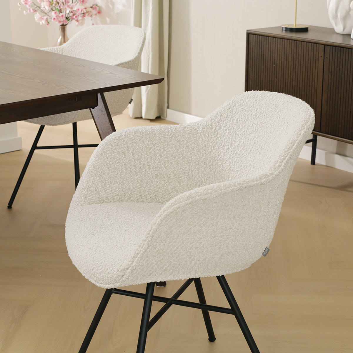 Eetkamerstoel Noa-Mare bouclé beige - zwart onderstel