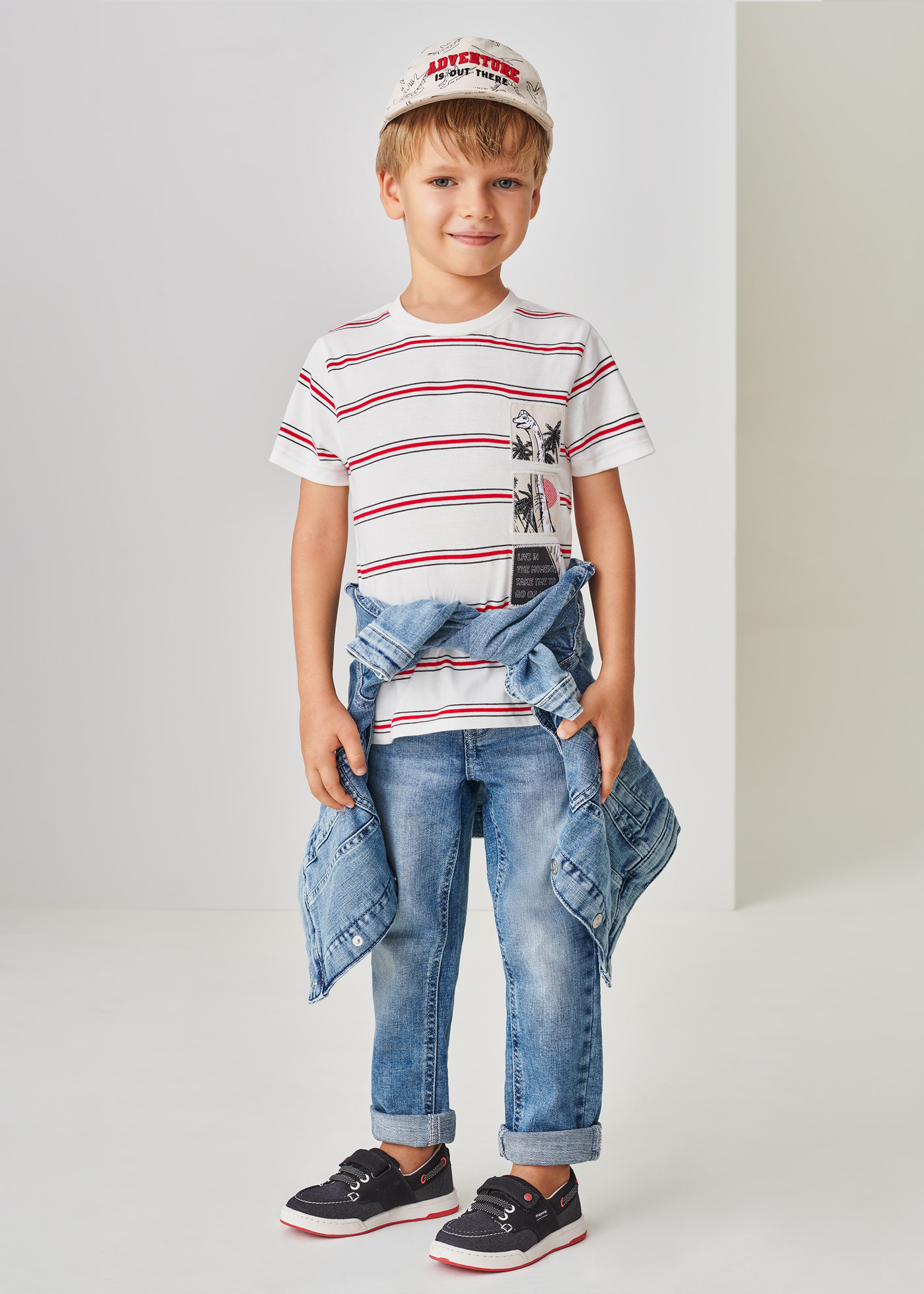 Calça jeans regular de algodão sustentável para meninos