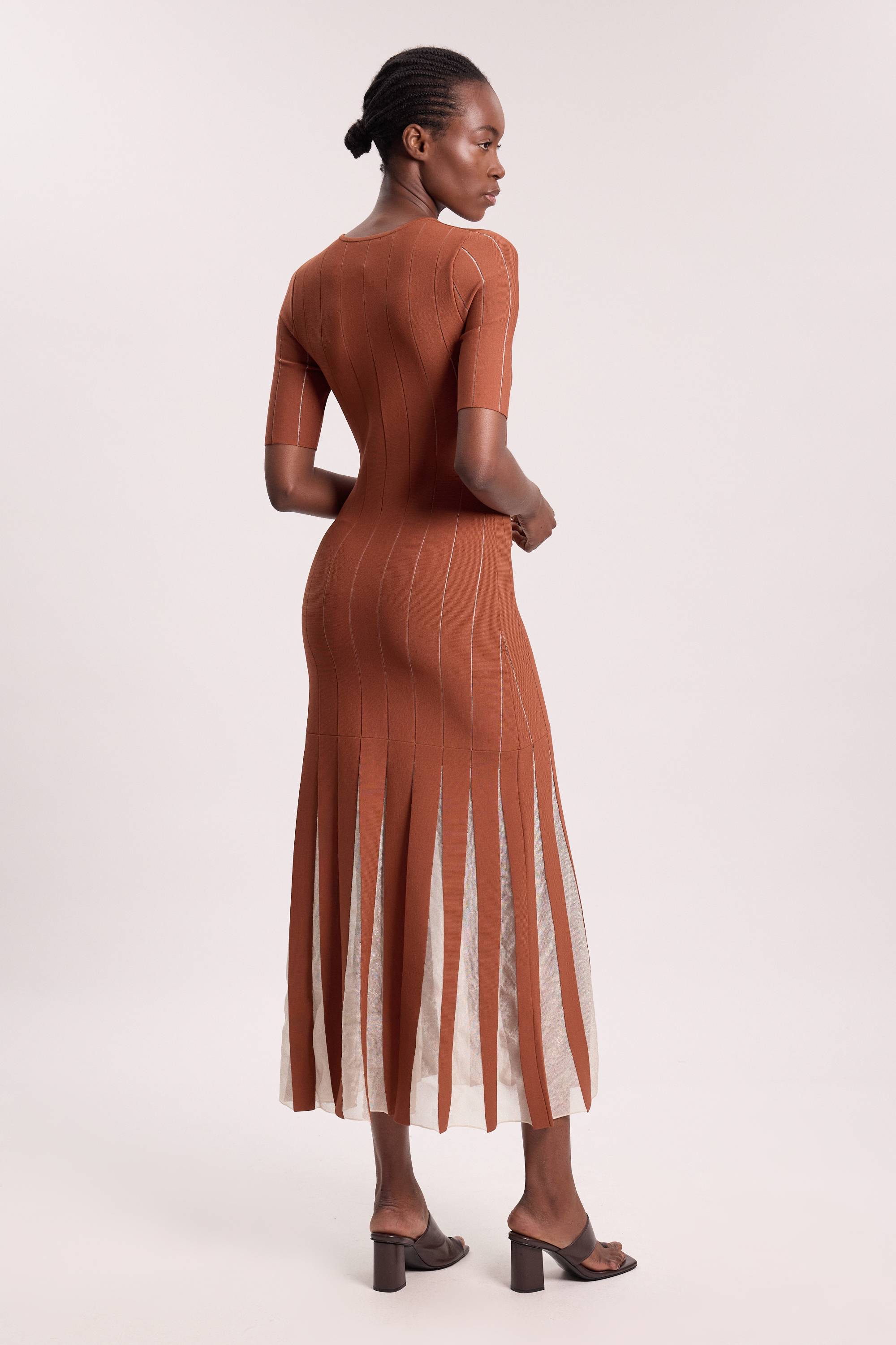 KarenMillen Robe Mi-Longue Tricotée à Manches Courtes et Jupe Évasée en Mélange de Viscose Petite Taille