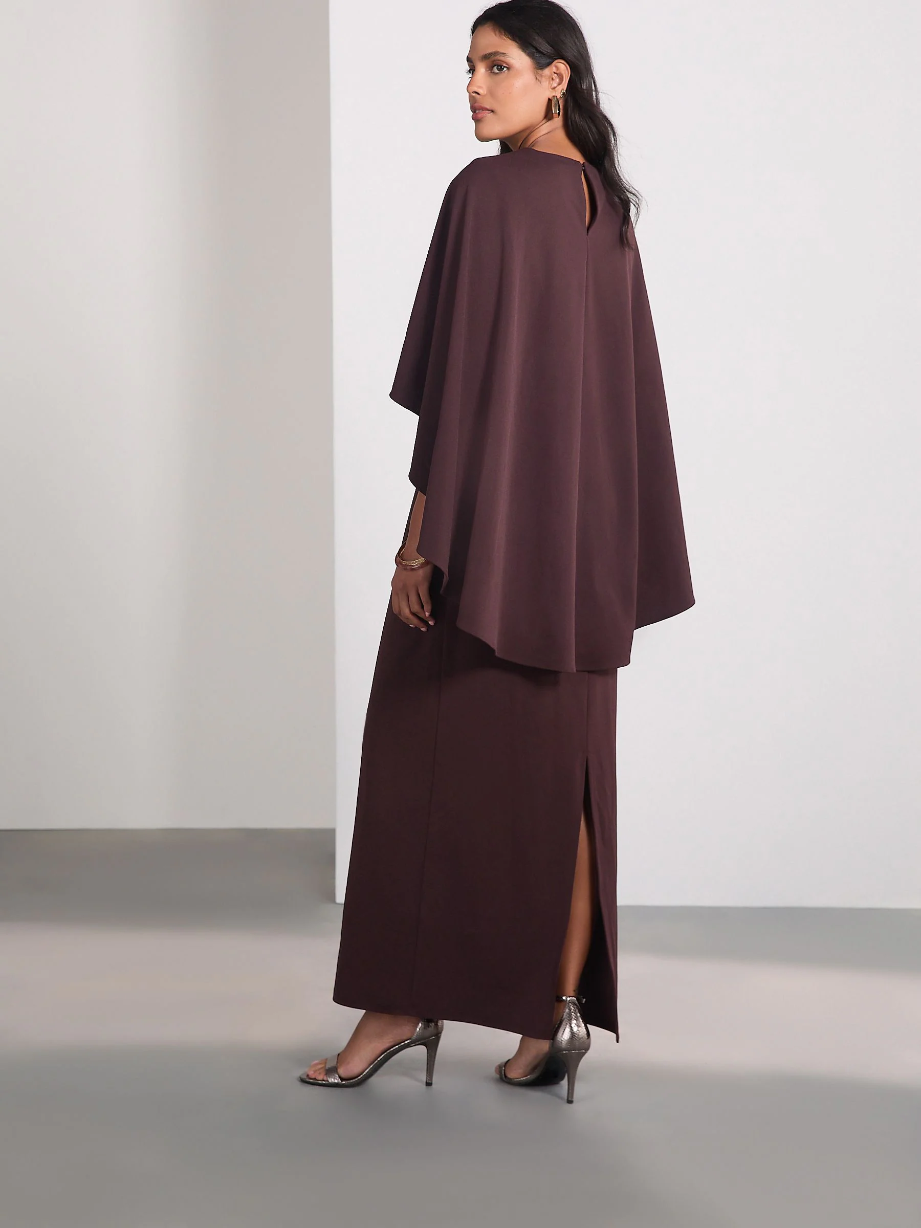 Chocoladebruin - Lange jurk met cape